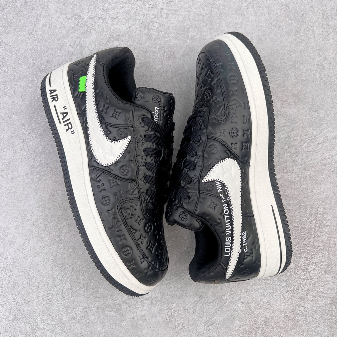 图片[3]-＃东莞纯原 市面独家顶级版本 Louis Vuitton lv x NK Air Force1 Low 空军重磅联名 至今巅峰之作 男款最新升级改良版 25个配色持续更新东莞大厂耗资原鞋开发 当时发售前基本上没货 2级市场买了两双回来开发 一双白蓝女鞋 一双全白男鞋 当时一双价格5w+ 拿到手上有点发抖 全鞋拼接工艺的完美衔接 看不出一点有拼接过的痕迹 最重要的鞋面材料 都需进口订做采用意大利Monogram 纳米牛皮 软度舒适度非常好 报废率也极高 全鞋工艺极其复杂鞋面的印花 压纹都是对于工厂新的摸索和挑战 原版大底私模开发 区别市场低价版本共用老款空军磨具大底 毕竟原版4-5万的鞋 做工材质都是进口最顶级的皮革 质地暗花烫金的拼接凸显高级和质感 鞋身非常轻便大底舒适度非常之高 完全改变了之前Force1 Low 的笨重硬度不舒适的设计 对于品牌和设计师不做多的介绍做好鞋也很想用情怀做铺垫可惜文字格不够 有喜欢关注此款很久的朋友可以考虑下顶级高端fake 一比一的细节 全身心的开发只为还原你购买后称赞还不错的潮鞋 男女鞋尺码 35 36 37 38 39 40 41 42 43 44 45 46-选品中心