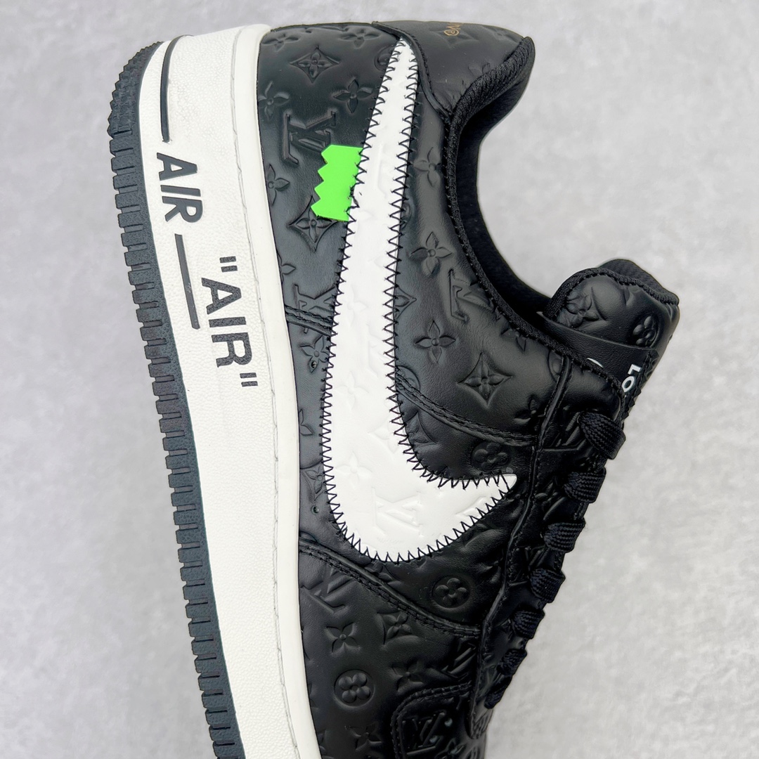 图片[6]-＃东莞纯原 市面独家顶级版本 Louis Vuitton lv x NK Air Force1 Low 空军重磅联名 至今巅峰之作 男款最新升级改良版 25个配色持续更新东莞大厂耗资原鞋开发 当时发售前基本上没货 2级市场买了两双回来开发 一双白蓝女鞋 一双全白男鞋 当时一双价格5w+ 拿到手上有点发抖 全鞋拼接工艺的完美衔接 看不出一点有拼接过的痕迹 最重要的鞋面材料 都需进口订做采用意大利Monogram 纳米牛皮 软度舒适度非常好 报废率也极高 全鞋工艺极其复杂鞋面的印花 压纹都是对于工厂新的摸索和挑战 原版大底私模开发 区别市场低价版本共用老款空军磨具大底 毕竟原版4-5万的鞋 做工材质都是进口最顶级的皮革 质地暗花烫金的拼接凸显高级和质感 鞋身非常轻便大底舒适度非常之高 完全改变了之前Force1 Low 的笨重硬度不舒适的设计 对于品牌和设计师不做多的介绍做好鞋也很想用情怀做铺垫可惜文字格不够 有喜欢关注此款很久的朋友可以考虑下顶级高端fake 一比一的细节 全身心的开发只为还原你购买后称赞还不错的潮鞋 男女鞋尺码 35 36 37 38 39 40 41 42 43 44 45 46-选品中心