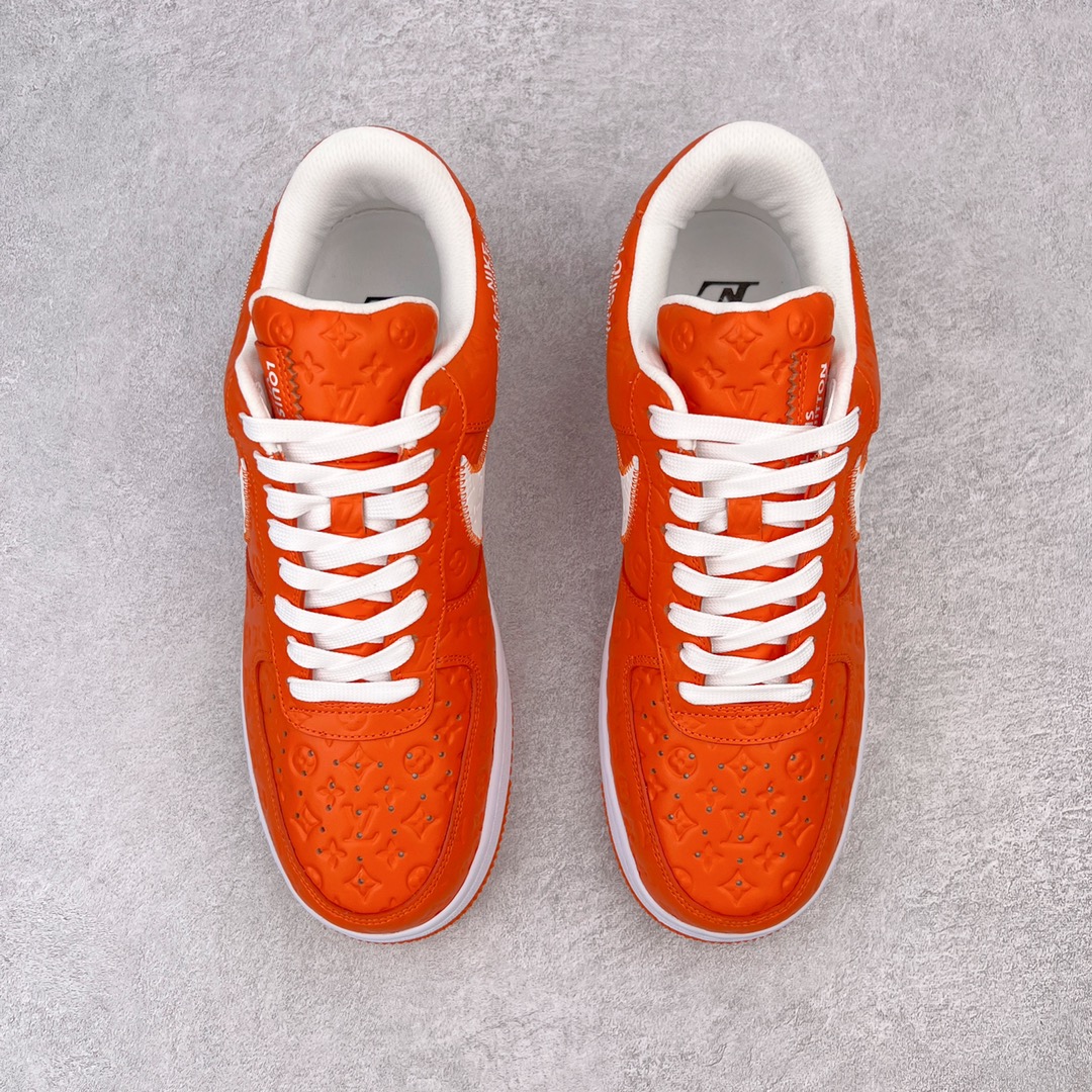 图片[2]-＃东莞纯原 市面独家顶级版本 Louis Vuitton lv x NK Air Force1 Low 空军重磅联名 至今巅峰之作 男款最新升级改良版 25个配色持续更新东莞大厂耗资原鞋开发 当时发售前基本上没货 2级市场买了两双回来开发 一双白蓝女鞋 一双全白男鞋 当时一双价格5w+ 拿到手上有点发抖 全鞋拼接工艺的完美衔接 看不出一点有拼接过的痕迹 最重要的鞋面材料 都需进口订做采用意大利Monogram 纳米牛皮 软度舒适度非常好 报废率也极高 全鞋工艺极其复杂鞋面的印花 压纹都是对于工厂新的摸索和挑战 原版大底私模开发 区别市场低价版本共用老款空军磨具大底 毕竟原版4-5万的鞋 做工材质都是进口最顶级的皮革 质地暗花烫金的拼接凸显高级和质感 鞋身非常轻便大底舒适度非常之高 完全改变了之前Force1 Low 的笨重硬度不舒适的设计 对于品牌和设计师不做多的介绍做好鞋也很想用情怀做铺垫可惜文字格不够 有喜欢关注此款很久的朋友可以考虑下顶级高端fake 一比一的细节 全身心的开发只为还原你购买后称赞还不错的潮鞋 男女鞋尺码 35 36 37 38 39 40 41 42 43 44 45 46-选品中心