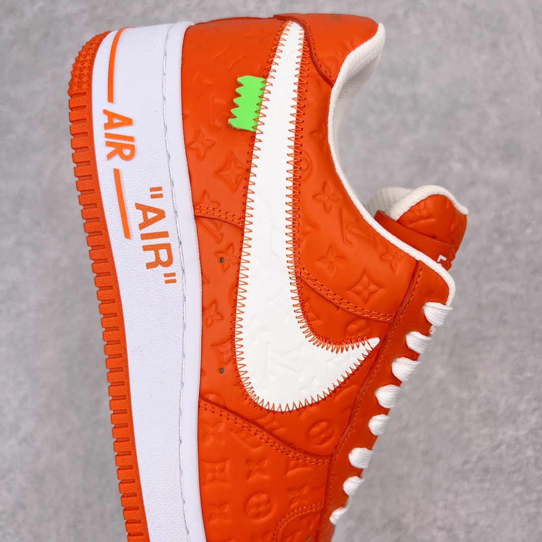 图片[6]-＃东莞纯原 市面独家顶级版本 Louis Vuitton lv x NK Air Force1 Low 空军重磅联名 至今巅峰之作 男款最新升级改良版 25个配色持续更新东莞大厂耗资原鞋开发 当时发售前基本上没货 2级市场买了两双回来开发 一双白蓝女鞋 一双全白男鞋 当时一双价格5w+ 拿到手上有点发抖 全鞋拼接工艺的完美衔接 看不出一点有拼接过的痕迹 最重要的鞋面材料 都需进口订做采用意大利Monogram 纳米牛皮 软度舒适度非常好 报废率也极高 全鞋工艺极其复杂鞋面的印花 压纹都是对于工厂新的摸索和挑战 原版大底私模开发 区别市场低价版本共用老款空军磨具大底 毕竟原版4-5万的鞋 做工材质都是进口最顶级的皮革 质地暗花烫金的拼接凸显高级和质感 鞋身非常轻便大底舒适度非常之高 完全改变了之前Force1 Low 的笨重硬度不舒适的设计 对于品牌和设计师不做多的介绍做好鞋也很想用情怀做铺垫可惜文字格不够 有喜欢关注此款很久的朋友可以考虑下顶级高端fake 一比一的细节 全身心的开发只为还原你购买后称赞还不错的潮鞋 男女鞋尺码 35 36 37 38 39 40 41 42 43 44 45 46-选品中心