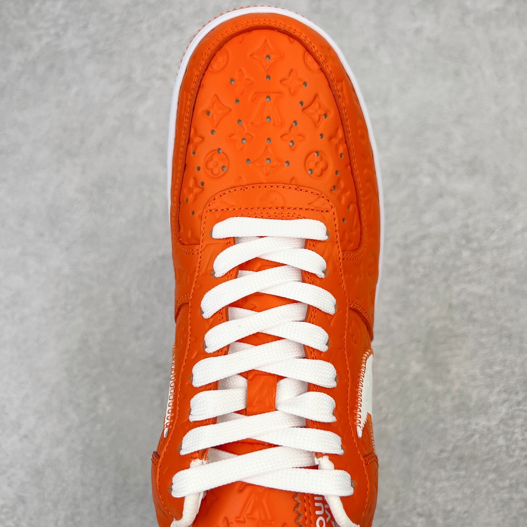 图片[4]-＃东莞纯原 市面独家顶级版本 Louis Vuitton lv x NK Air Force1 Low 空军重磅联名 至今巅峰之作 男款最新升级改良版 25个配色持续更新东莞大厂耗资原鞋开发 当时发售前基本上没货 2级市场买了两双回来开发 一双白蓝女鞋 一双全白男鞋 当时一双价格5w+ 拿到手上有点发抖 全鞋拼接工艺的完美衔接 看不出一点有拼接过的痕迹 最重要的鞋面材料 都需进口订做采用意大利Monogram 纳米牛皮 软度舒适度非常好 报废率也极高 全鞋工艺极其复杂鞋面的印花 压纹都是对于工厂新的摸索和挑战 原版大底私模开发 区别市场低价版本共用老款空军磨具大底 毕竟原版4-5万的鞋 做工材质都是进口最顶级的皮革 质地暗花烫金的拼接凸显高级和质感 鞋身非常轻便大底舒适度非常之高 完全改变了之前Force1 Low 的笨重硬度不舒适的设计 对于品牌和设计师不做多的介绍做好鞋也很想用情怀做铺垫可惜文字格不够 有喜欢关注此款很久的朋友可以考虑下顶级高端fake 一比一的细节 全身心的开发只为还原你购买后称赞还不错的潮鞋 男女鞋尺码 35 36 37 38 39 40 41 42 43 44 45 46-选品中心
