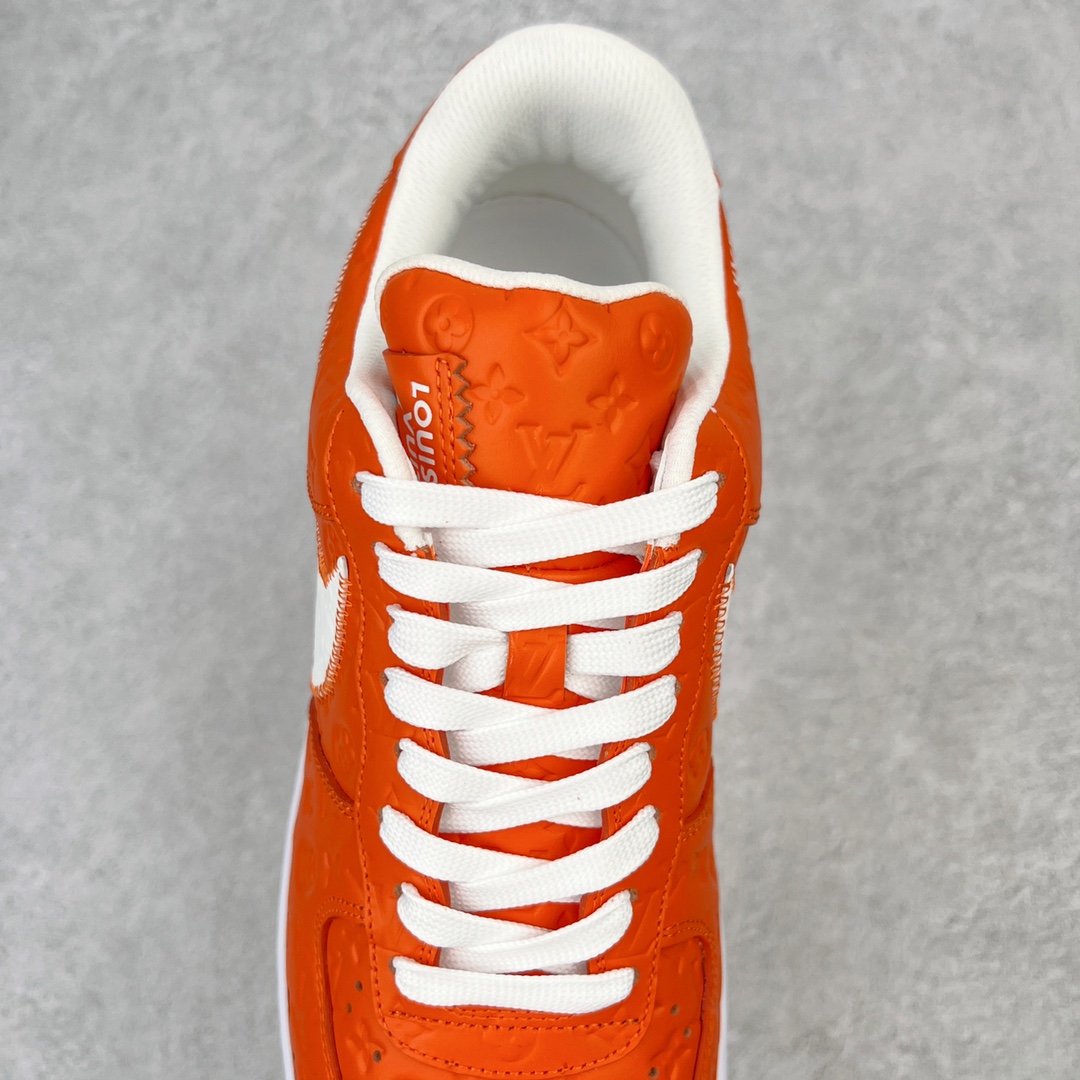 图片[5]-＃东莞纯原 市面独家顶级版本 Louis Vuitton lv x NK Air Force1 Low 空军重磅联名 至今巅峰之作 男款最新升级改良版 25个配色持续更新东莞大厂耗资原鞋开发 当时发售前基本上没货 2级市场买了两双回来开发 一双白蓝女鞋 一双全白男鞋 当时一双价格5w+ 拿到手上有点发抖 全鞋拼接工艺的完美衔接 看不出一点有拼接过的痕迹 最重要的鞋面材料 都需进口订做采用意大利Monogram 纳米牛皮 软度舒适度非常好 报废率也极高 全鞋工艺极其复杂鞋面的印花 压纹都是对于工厂新的摸索和挑战 原版大底私模开发 区别市场低价版本共用老款空军磨具大底 毕竟原版4-5万的鞋 做工材质都是进口最顶级的皮革 质地暗花烫金的拼接凸显高级和质感 鞋身非常轻便大底舒适度非常之高 完全改变了之前Force1 Low 的笨重硬度不舒适的设计 对于品牌和设计师不做多的介绍做好鞋也很想用情怀做铺垫可惜文字格不够 有喜欢关注此款很久的朋友可以考虑下顶级高端fake 一比一的细节 全身心的开发只为还原你购买后称赞还不错的潮鞋 男女鞋尺码 35 36 37 38 39 40 41 42 43 44 45 46-选品中心