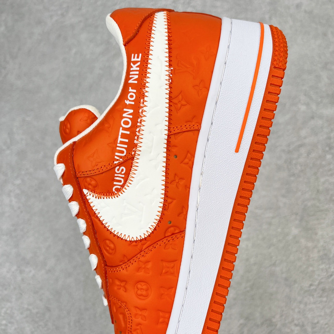 图片[7]-＃东莞纯原 市面独家顶级版本 Louis Vuitton lv x NK Air Force1 Low 空军重磅联名 至今巅峰之作 男款最新升级改良版 25个配色持续更新东莞大厂耗资原鞋开发 当时发售前基本上没货 2级市场买了两双回来开发 一双白蓝女鞋 一双全白男鞋 当时一双价格5w+ 拿到手上有点发抖 全鞋拼接工艺的完美衔接 看不出一点有拼接过的痕迹 最重要的鞋面材料 都需进口订做采用意大利Monogram 纳米牛皮 软度舒适度非常好 报废率也极高 全鞋工艺极其复杂鞋面的印花 压纹都是对于工厂新的摸索和挑战 原版大底私模开发 区别市场低价版本共用老款空军磨具大底 毕竟原版4-5万的鞋 做工材质都是进口最顶级的皮革 质地暗花烫金的拼接凸显高级和质感 鞋身非常轻便大底舒适度非常之高 完全改变了之前Force1 Low 的笨重硬度不舒适的设计 对于品牌和设计师不做多的介绍做好鞋也很想用情怀做铺垫可惜文字格不够 有喜欢关注此款很久的朋友可以考虑下顶级高端fake 一比一的细节 全身心的开发只为还原你购买后称赞还不错的潮鞋 男女鞋尺码 35 36 37 38 39 40 41 42 43 44 45 46-选品中心