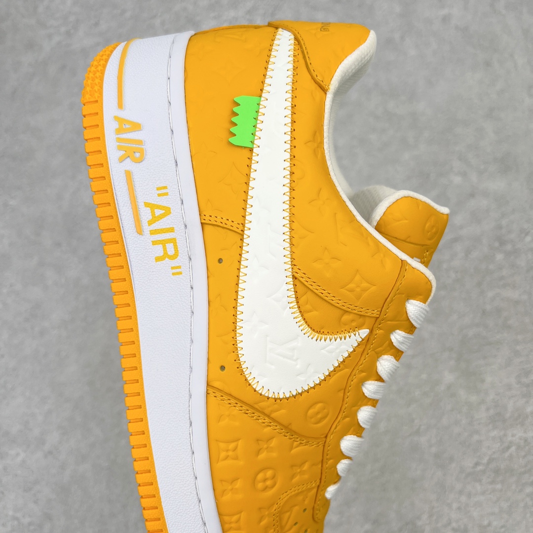 图片[6]-＃东莞纯原 市面独家顶级版本 Louis Vuitton lv x NK Air Force1 Low 空军重磅联名 至今巅峰之作 男款最新升级改良版 25个配色持续更新东莞大厂耗资原鞋开发 当时发售前基本上没货 2级市场买了两双回来开发 一双白蓝女鞋 一双全白男鞋 当时一双价格5w+ 拿到手上有点发抖 全鞋拼接工艺的完美衔接 看不出一点有拼接过的痕迹 最重要的鞋面材料 都需进口订做采用意大利Monogram 纳米牛皮 软度舒适度非常好 报废率也极高 全鞋工艺极其复杂鞋面的印花 压纹都是对于工厂新的摸索和挑战 原版大底私模开发 区别市场低价版本共用老款空军磨具大底 毕竟原版4-5万的鞋 做工材质都是进口最顶级的皮革 质地暗花烫金的拼接凸显高级和质感 鞋身非常轻便大底舒适度非常之高 完全改变了之前Force1 Low 的笨重硬度不舒适的设计 对于品牌和设计师不做多的介绍做好鞋也很想用情怀做铺垫可惜文字格不够 有喜欢关注此款很久的朋友可以考虑下顶级高端fake 一比一的细节 全身心的开发只为还原你购买后称赞还不错的潮鞋 男女鞋尺码 35 36 37 38 39 40 41 42 43 44 45 46-选品中心