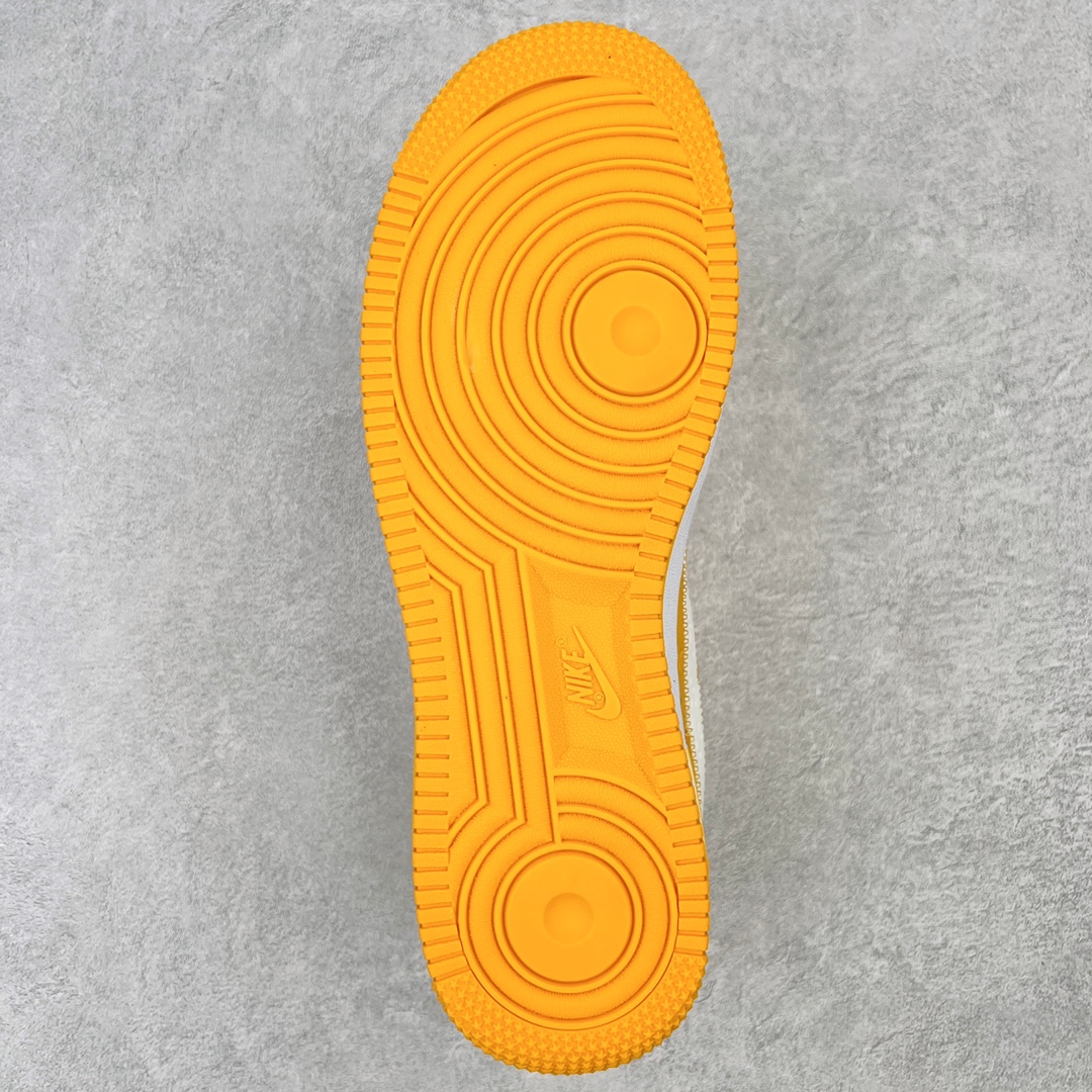 图片[9]-＃东莞纯原 市面独家顶级版本 Louis Vuitton lv x NK Air Force1 Low 空军重磅联名 至今巅峰之作 男款最新升级改良版 25个配色持续更新东莞大厂耗资原鞋开发 当时发售前基本上没货 2级市场买了两双回来开发 一双白蓝女鞋 一双全白男鞋 当时一双价格5w+ 拿到手上有点发抖 全鞋拼接工艺的完美衔接 看不出一点有拼接过的痕迹 最重要的鞋面材料 都需进口订做采用意大利Monogram 纳米牛皮 软度舒适度非常好 报废率也极高 全鞋工艺极其复杂鞋面的印花 压纹都是对于工厂新的摸索和挑战 原版大底私模开发 区别市场低价版本共用老款空军磨具大底 毕竟原版4-5万的鞋 做工材质都是进口最顶级的皮革 质地暗花烫金的拼接凸显高级和质感 鞋身非常轻便大底舒适度非常之高 完全改变了之前Force1 Low 的笨重硬度不舒适的设计 对于品牌和设计师不做多的介绍做好鞋也很想用情怀做铺垫可惜文字格不够 有喜欢关注此款很久的朋友可以考虑下顶级高端fake 一比一的细节 全身心的开发只为还原你购买后称赞还不错的潮鞋 男女鞋尺码 35 36 37 38 39 40 41 42 43 44 45 46-选品中心