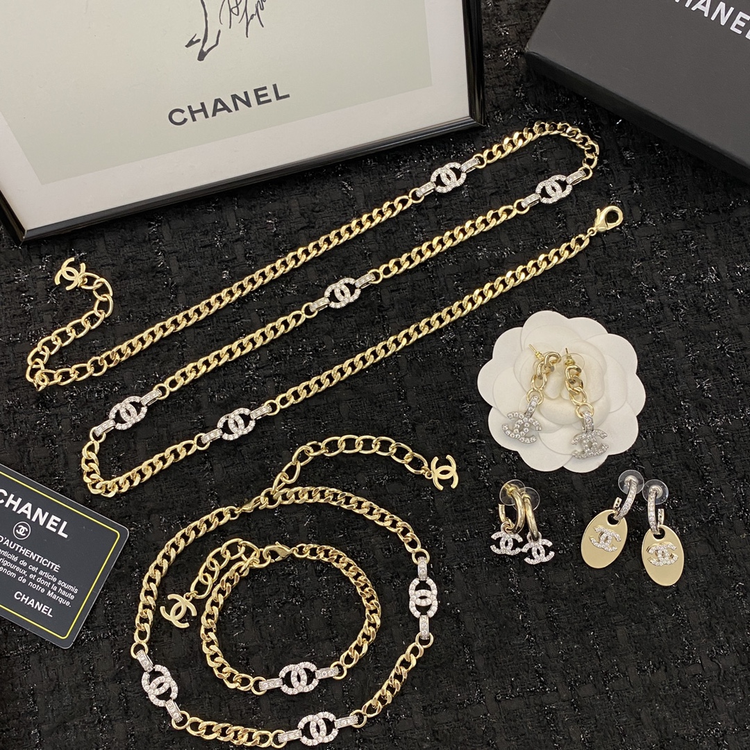 编码E1841  
🛍2022夏季新品耳钉上新🆕  复古时尚🤘
🌈Chanel超美复古风镶钻铭牌耳环

