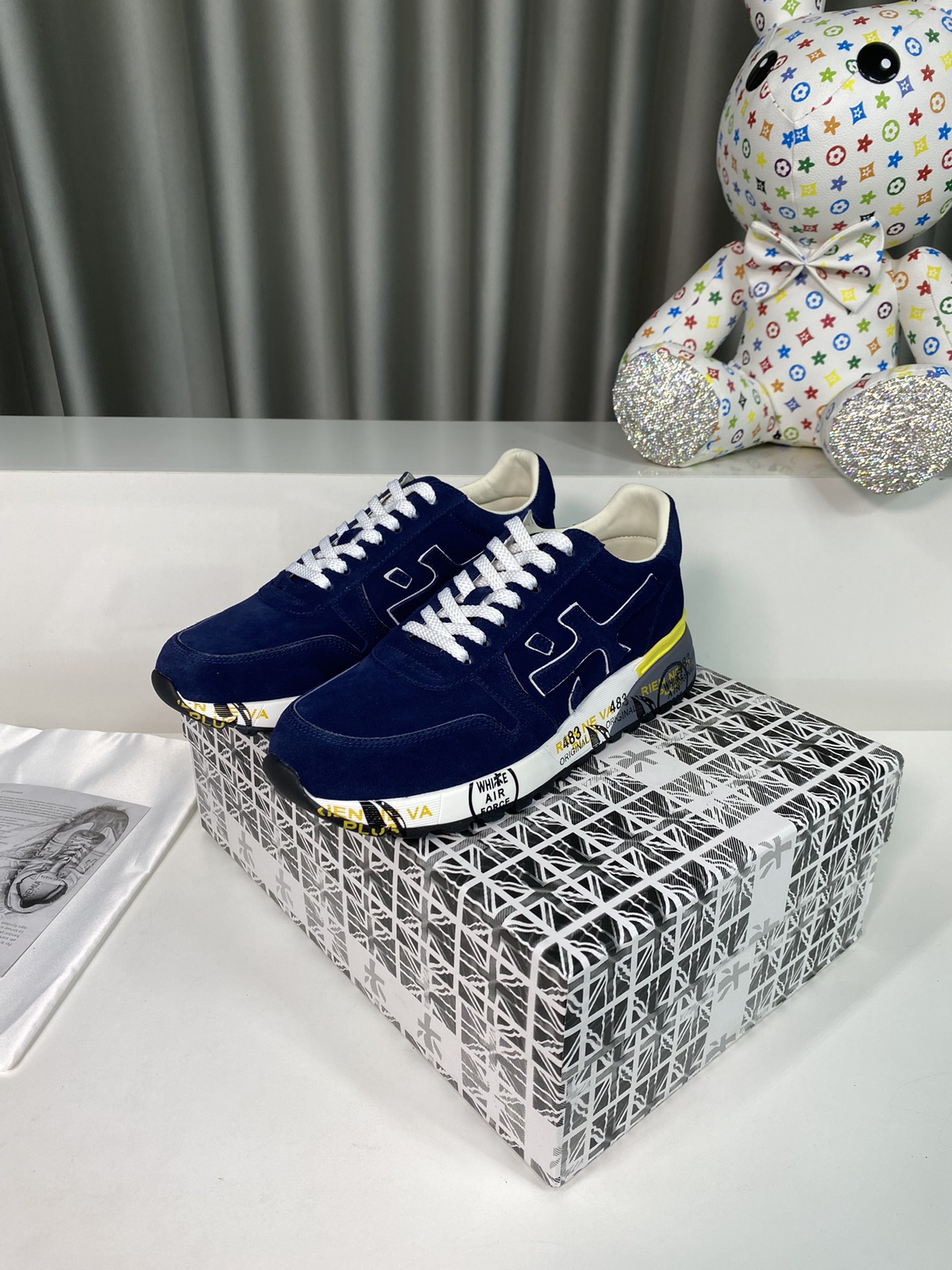 NO:680287,Men's and women's PREMIATA fashion, sports, leisure, jogging, couples shoes. PREMIATA is an Italian famous brand with a century-old history. All craftsmanship is hand-made. The LOGO with the same word 'mi' is referred to as 'mi' shoes. It perfectly integrates traditional shoemaking methods and high-tech research and development results to design a unique appearance and create shoes that completely fit people's feet. The uppers are comfortable and beautiful. The upper is made of cow suede + cowhide + original breathable cloth and the lining is water-dyed sheepskin.  Outsole PU foam outsole is super light and comfortable... The size is 35～39 for women (34, 40, customization is non-refundable), men 39～44 (38, 45, customization is non-refundable), full set of counter original packaging, cowhide, sheepskin19860909男女 PREMIATA（普瑞米亚达)时尚、运动、休闲、慢跑、情侣鞋. 普瑞米亚达意大利名品百年历史,所有工艺全手工打造,米“字一样的LOGO简称米字鞋.完美的融合了传统的制鞋方法和高科技研发成果,设计出了独具特色的外观,打造出了完全贴合人们脚型的鞋履.上脚舒适美观. 鞋面牛反绒+牛皮+原版透气布 内里水染羊皮里. 大底PU发泡大底超级轻盈舒适…… 码数女35～39（34、40、定做不退换） 男39～44（38、45、定做不退换） 全套专柜原包装,,cowhide,sheepskin,Men's shoes