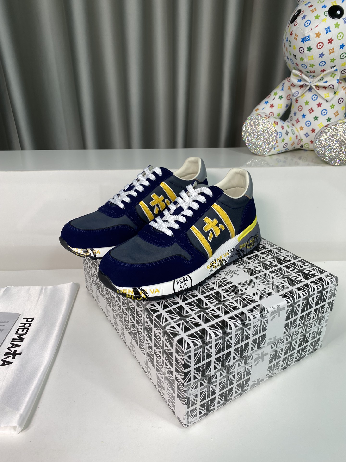 NO:680611,Men's and women's PREMIATA fashion, sports, leisure, jogging, couples shoes. PREMIATA is an Italian famous brand with a century-old history. All craftsmanship is hand-made. The LOGO with the same word 'mi' is referred to as 'mi' shoes. It perfectly integrates traditional shoemaking methods and high-tech research and development results to design a unique appearance and create shoes that completely fit people's feet. The uppers are comfortable and beautiful. The upper is made of cow suede + cowhide + original breathable cloth and the lining is water-dyed sheepskin.  Outsole PU foam outsole is super light and comfortable... The size is 35～39 for women (34, 40, customization is non-refundable), men 39～44 (38, 45, customization is non-refundable), full set of counter original packaging, cowhide, sheepskin19860909男女 PREMIATA（普瑞米亚达)时尚、运动、休闲、慢跑、情侣鞋. 普瑞米亚达意大利名品百年历史,所有工艺全手工打造,米“字一样的LOGO简称米字鞋.完美的融合了传统的制鞋方法和高科技研发成果,设计出了独具特色的外观,打造出了完全贴合人们脚型的鞋履.上脚舒适美观. 鞋面牛反绒+牛皮+原版透气布 内里水染羊皮里. 大底PU发泡大底超级轻盈舒适…… 码数女35～39（34、40、定做不退换） 男39～44（38、45、定做不退换） 全套专柜原包装,,cowhide,sheepskin,Men's shoes