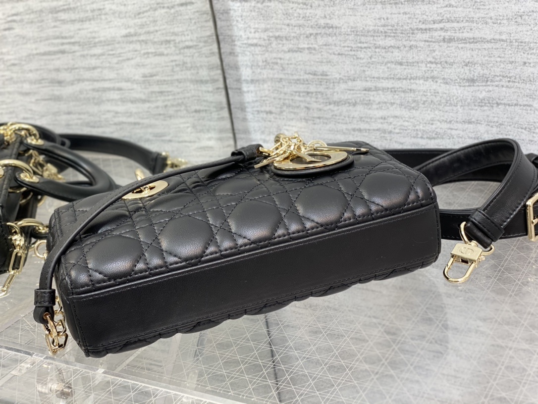 顶级原单D-joy小号尺寸22厘米先睹为快国内专柜还没有到货的️全新D-joy强势回归最新小号号️大爆款