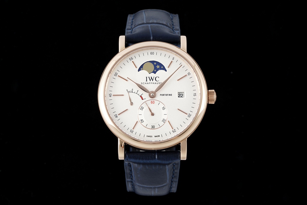 NO:157588,AI V2 transparent bottom version, new moon phase manual winding watch IWC IWC Bottofino [Case] ​​316L stainless steel case, polished and very round, three-code in one (bottom cover code, plyboard code, tag code) thickness 11.7 mm [Dial] Small seconds dial is located at 6 o'clock with dialing and stop second function, equipped with solid bar nail scale and Roman numerals, 12-digit large-size moon phase display, add kinetic energy decoration at 9 o'clock, ORTOFINO (Bettofino English) and calendar window at 3 o'clock, which is symmetrical to the arc kinetic energy decoration. Willow leaf-shaped hands indicate hours and minutes respectively, double-sided anti-reflective arch sapphire coated mirror [String] Italian calfskin with pin buckle [Movement] Independently developed manual winding mechanical movement 59210  The most dazzling stars of IWC, iwc, cowhide19860909AI V2透底版 全新月相手动上链腕表 IWC万国表柏涛菲诺【表壳】316L精钢表壳,打磨抛光非常圆润,三码合一（底盖编码、夹板编码,吊牌编码）厚度11.7毫米【表盘】小秒针盘位于6点钟位置附拨针停秒功能,配有实心条钉刻度和罗马数字,12位大尺寸月相显示,9点位增添动能装饰,3点位写有ORTOFINO（柏涛菲诺英文）和日历窗,与弧形的动能装饰对称.柳叶形指针分别指示小时和分钟,双面防反光拱形蓝宝石镀膜镜面【表带】意大利小牛皮 配针扣【机芯】自主研制手动上链机械机芯59210 IWC旗下最耀眼的明星,,iwc,cowhide,Watch