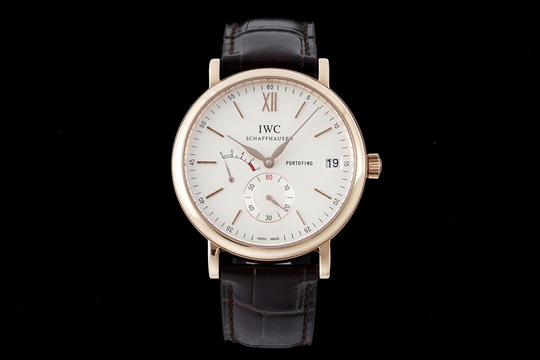 NO:157591,AI new V2 transparent bottom version  The most dazzling star of the peak appearance of IWC, the new Bottom Fenault eight-day chain watch of IWC [Case] ​​316L stainless steel case, polished and very rounded, the back cover is encoded with one watch number (never repeat) transparent bottom cover [Dial] The small second hand dial is located at 6 o'clock with a dial stop function, equipped with solid bar nail scale and Roman numerals, add kinetic energy decoration at 9 o'clock, and ORTOFINO at 3 o'clock (Bettom Fenault English) and  The calendar window is accurately distanced and symmetrical with the arc-shaped kinetic energy decoration. We can notice that the calendar window of this watch is located at the edge of the dial, and the calendar font is the same as the original version. Willow-shaped hands indicate hours and minutes respectively, double-sided anti-reflective arched sapphire coated mirror [string] Italian calfskin [movement] independently developed an automatic winding mechanical movement, with stable movement and accurate movement. IWC's most dazzling star, iwc, cowhide19860909AI新款V2透底版 颜值巅峰IWC旗下最耀眼的明星,万国长动能专家全新的柏涛菲诺八日链腕表【表壳】316L精钢表壳,打磨抛光非常圆润,后盖编码一表一号（绝不重复）透底底盖【表盘】小秒针盘位于6点钟位置附拨针停秒功能,配有实心条钉刻度和罗马数字,9点位增添动能装饰,3点位写有ORTOFINO（柏涛菲诺英文）和准确距离日历窗,与弧形的动能装饰对称.我们可以注意到,这只手表的日历窗位于表盘最边缘,而且日历字体同原版一致.柳叶形指针分别指示小时和分钟,双面防反光拱形蓝宝石镀膜镜面【表带】意大利小牛皮【机芯】自主研制自动上链机械机芯,机芯稳定,走时准.IWC旗下最耀眼的明星,,iwc,cowhide,Watch
