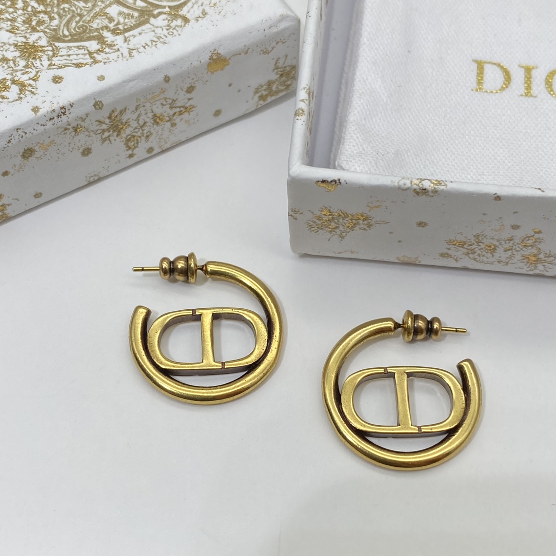 💰75
DIOR迪奥CD半圈耳钉©️
简约到极致 复古时尚🥀