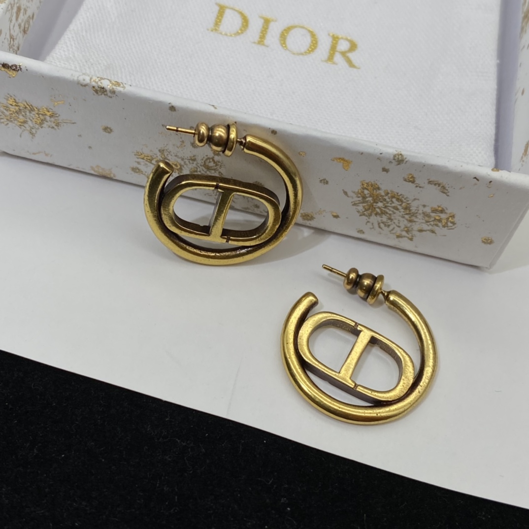 💰75
DIOR迪奥CD半圈耳钉©️
简约到极致 复古时尚🥀