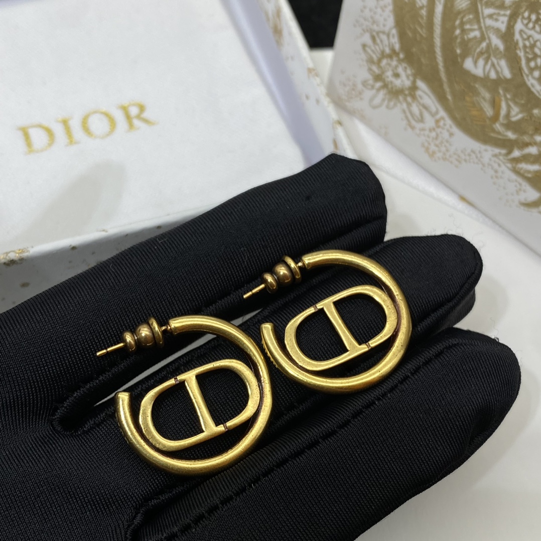 💰75
DIOR迪奥CD半圈耳钉©️
简约到极致 复古时尚🥀