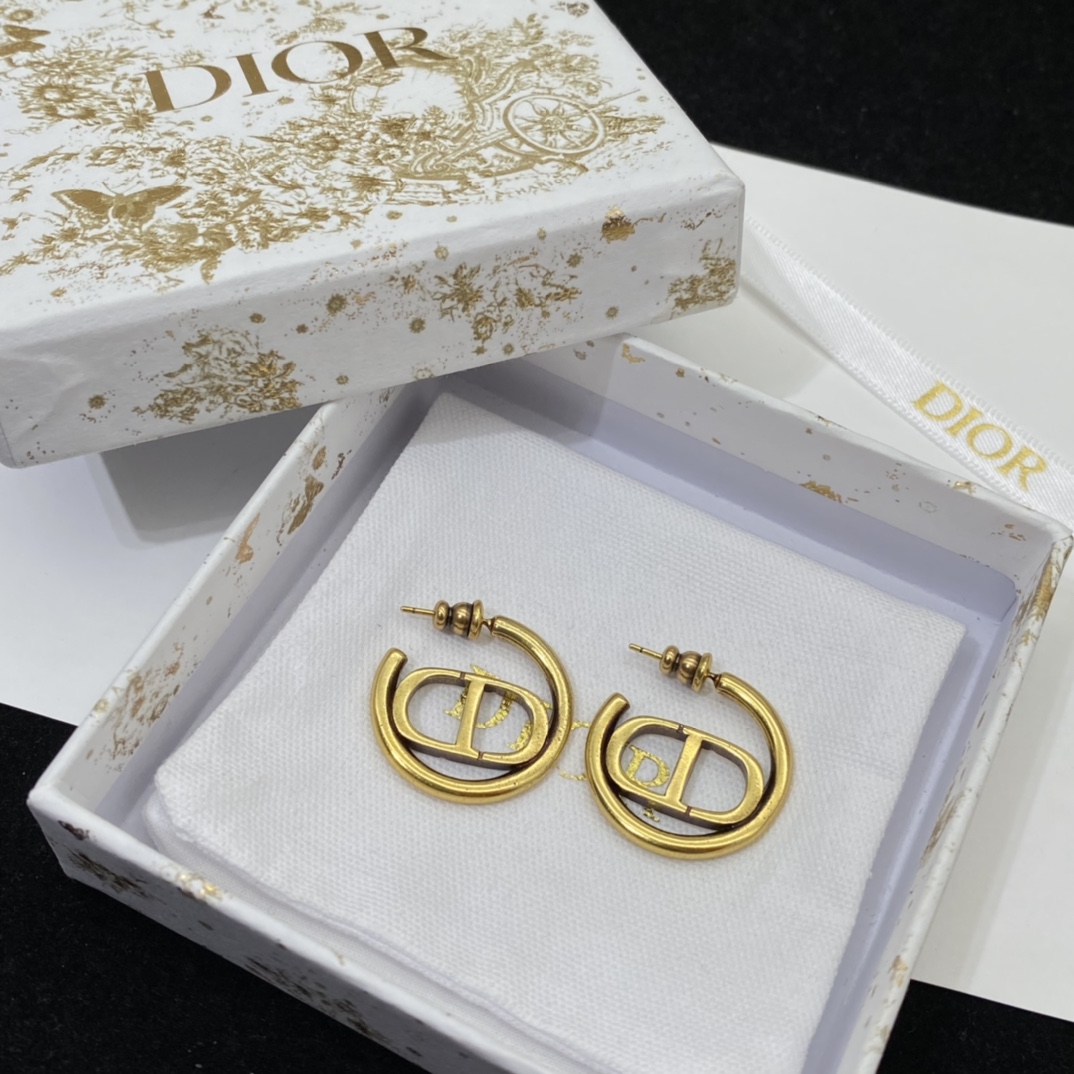 💰75
DIOR迪奥CD半圈耳钉©️
简约到极致 复古时尚🥀
