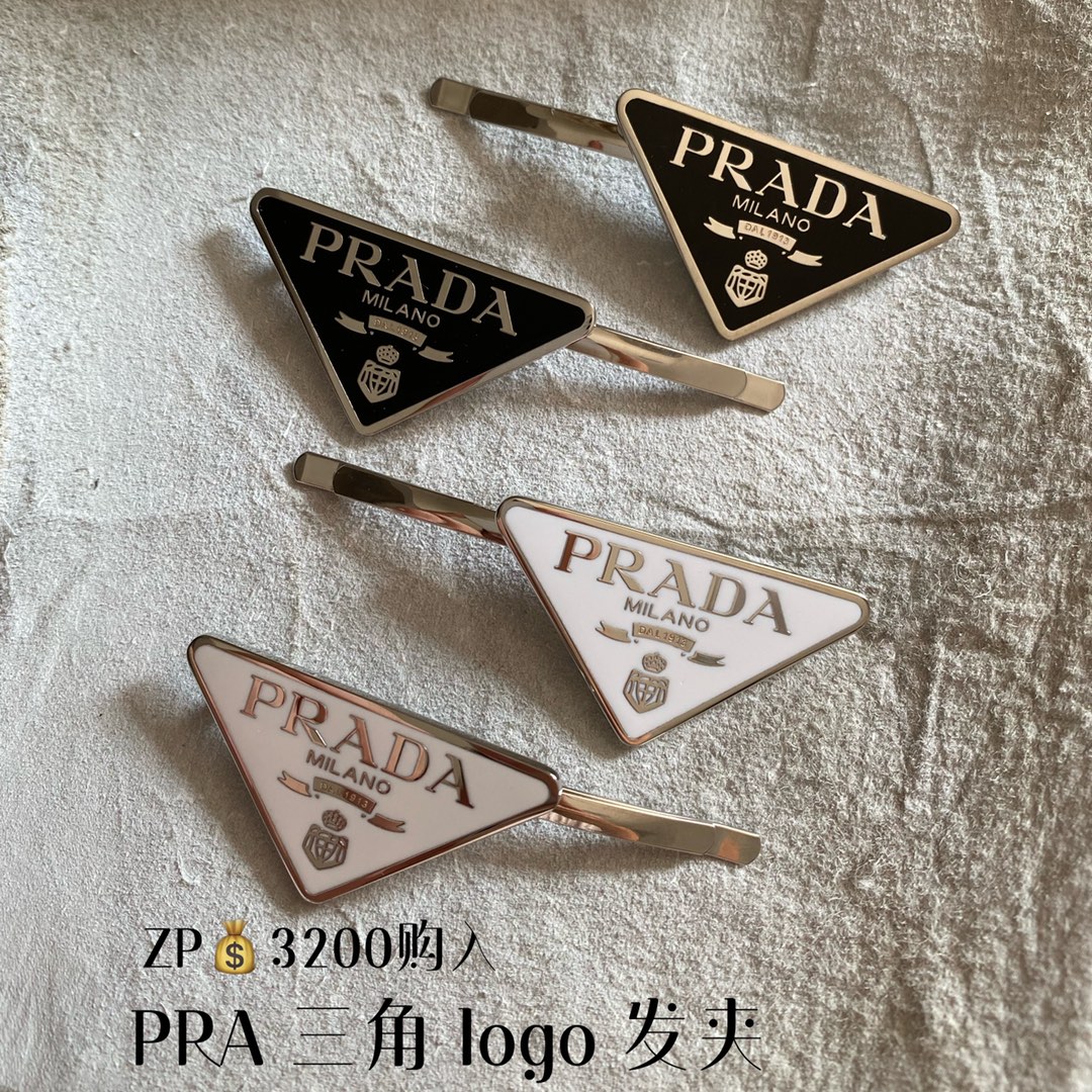 NO:635579,88200. A pair of PRA triangle logo classic hairpins purchased from ZP. A very classic hairpin that will never go out of style. Wear it and you will be that sweet and cool girl, prada, hairpins, Cartier high-end jewelry1986090988200. 一对 PRA 三角标 经典 发夹 ZP购入 非常经典的一款发夹永不过时 戴上你就是那个甜酷女孩,,prada,hairpins,卡迪亚高端饰品,Jewelry