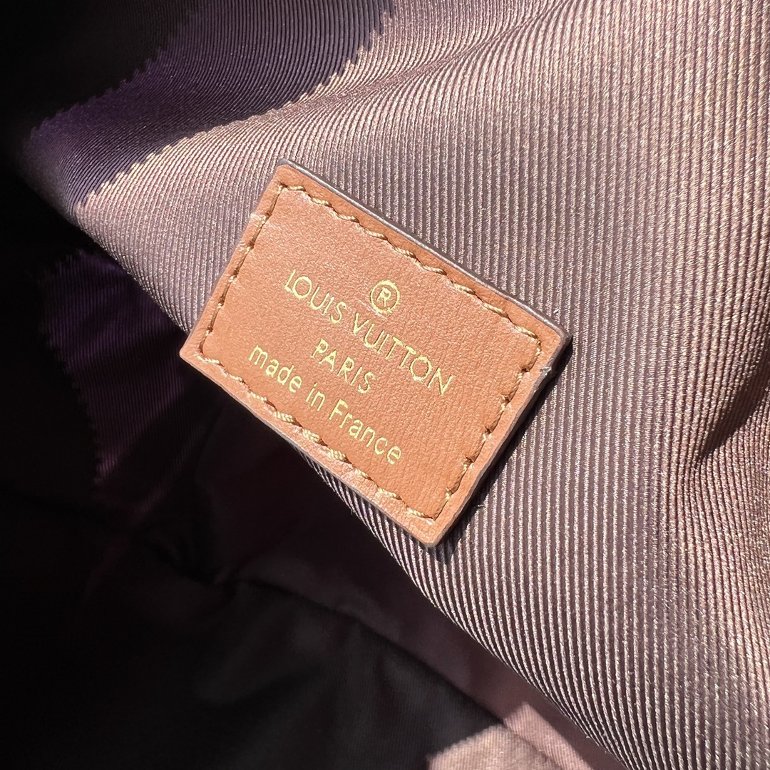 🌼 m46311尺寸：38×26×10cmLV海外渠道资源特供大号豌豆包❗️这款流浪汉环形包灵活宽敞，结