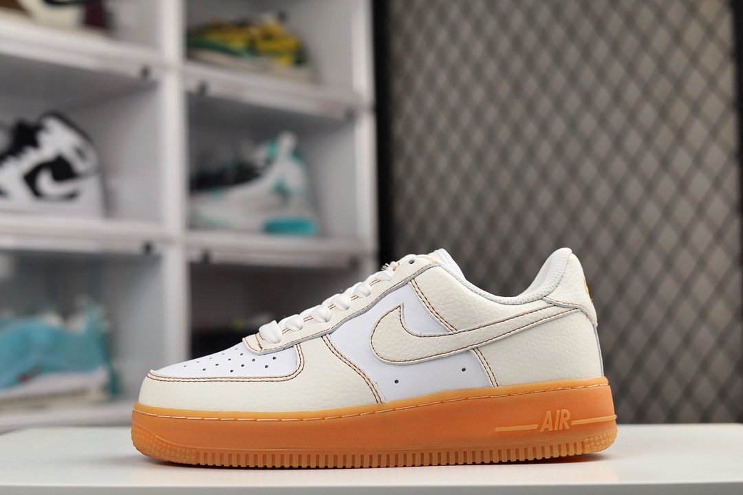 H0 新品首发 原楦原数据纸版采用优质皮革鞋面材质内置全掌air sole气垫 耐克 Nike Air Force 1 ’07 米白生胶 空军一号低帮百搭休闲运动板鞋。柔软、弹性十足的缓震性能和出色的中底设计，横跨复古与现代的外型结合，造就出风靡全球三十多年的Force 1，直到今天还深受青睐。官方