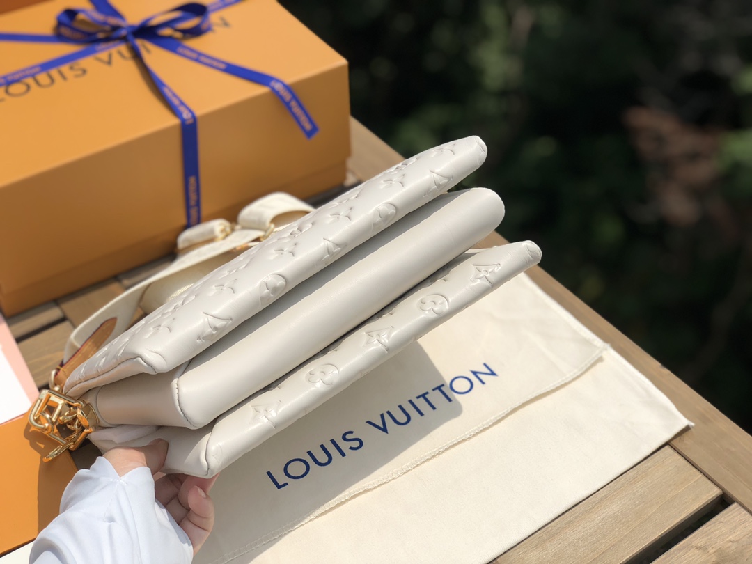 🌼 m57793尺寸26*20*12cm 海外渠道到货，在今年已经出场的宝藏中，兴奋并爱不释手的还是LV