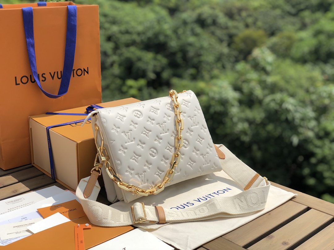 🌼 m57793尺寸26*20*12cm 海外渠道到货，在今年已经出场的宝藏中，兴奋并爱不释手的还是LV