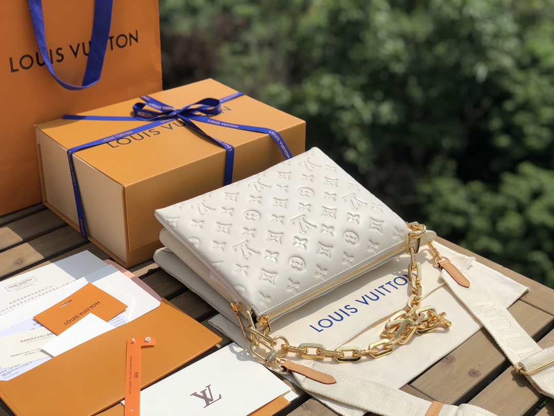 🌼 m57793尺寸26*20*12cm 海外渠道到货，在今年已经出场的宝藏中，兴奋并爱不释手的还是LV