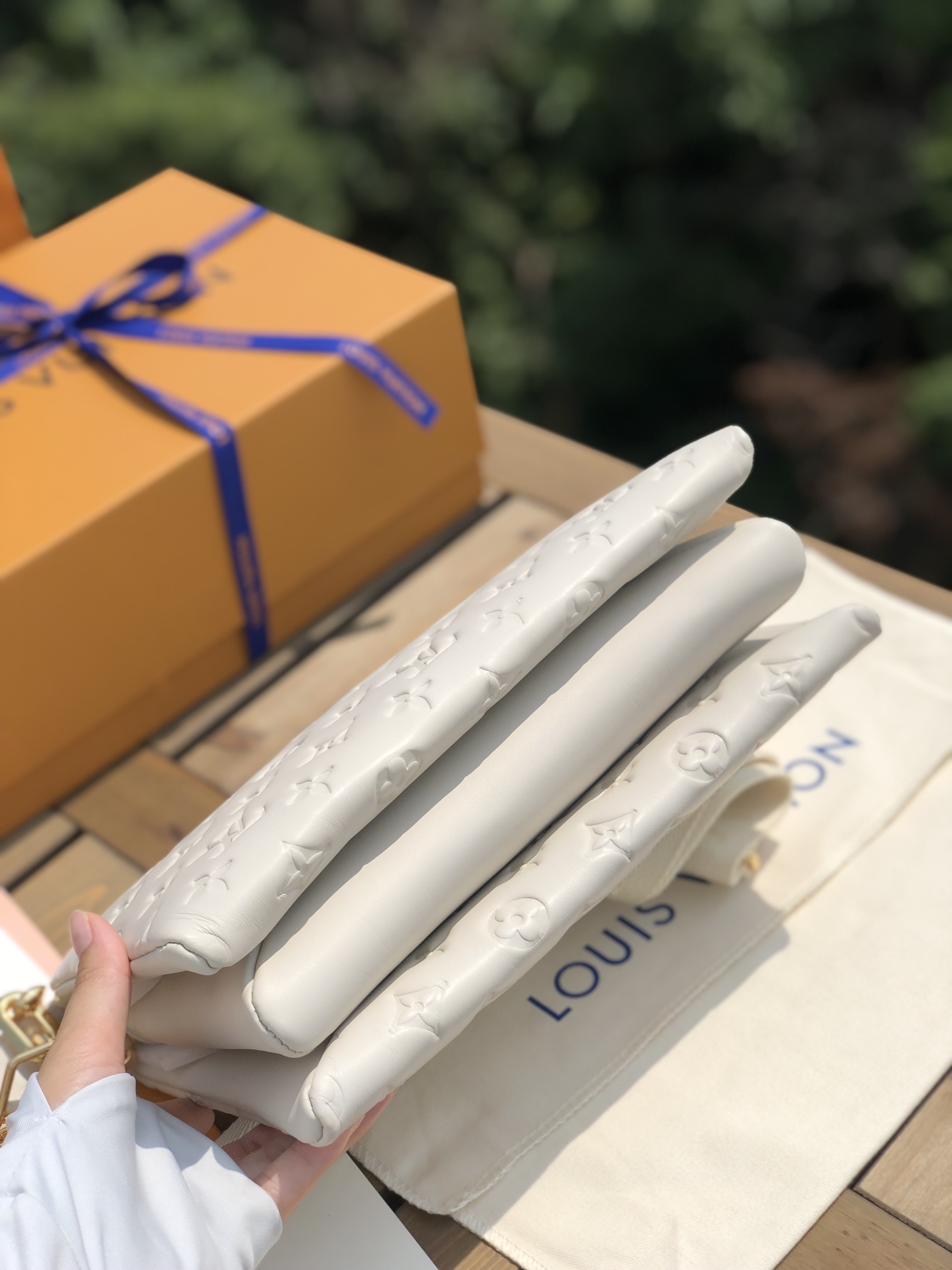 🌼 m57793尺寸26*20*12cm 海外渠道到货，在今年已经出场的宝藏中，兴奋并爱不释手的还是LV