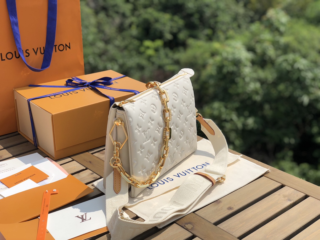 🌼 m57793尺寸26*20*12cm 海外渠道到货，在今年已经出场的宝藏中，兴奋并爱不释手的还是LV