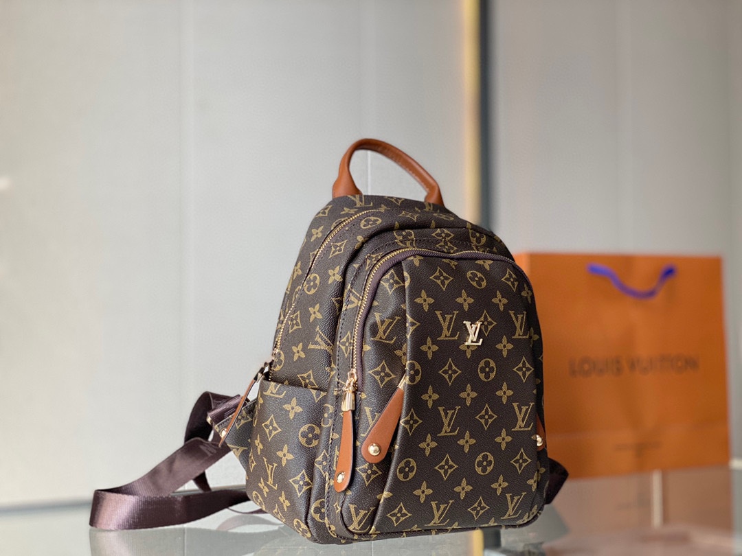 J0  Louis Vuitton 路易威登 LV  双肩包 简约 实用主义设计风格 双肩背包，精选经典老花制成，搭配装饰细节，打造低调奢华的日常通勤包款。背包设计有多个收纳隔层，可以轻松容纳随身物品。尺寸26 31   Louis Vuitton 路易威登 LV  双肩包 简约 实用主义设计风格 双肩背包，精选经典老花制成，搭配装饰细节，打造低调奢华的日常通勤包款。背包设计有多个收纳隔层，可以轻松容纳随身物品。尺寸26 31