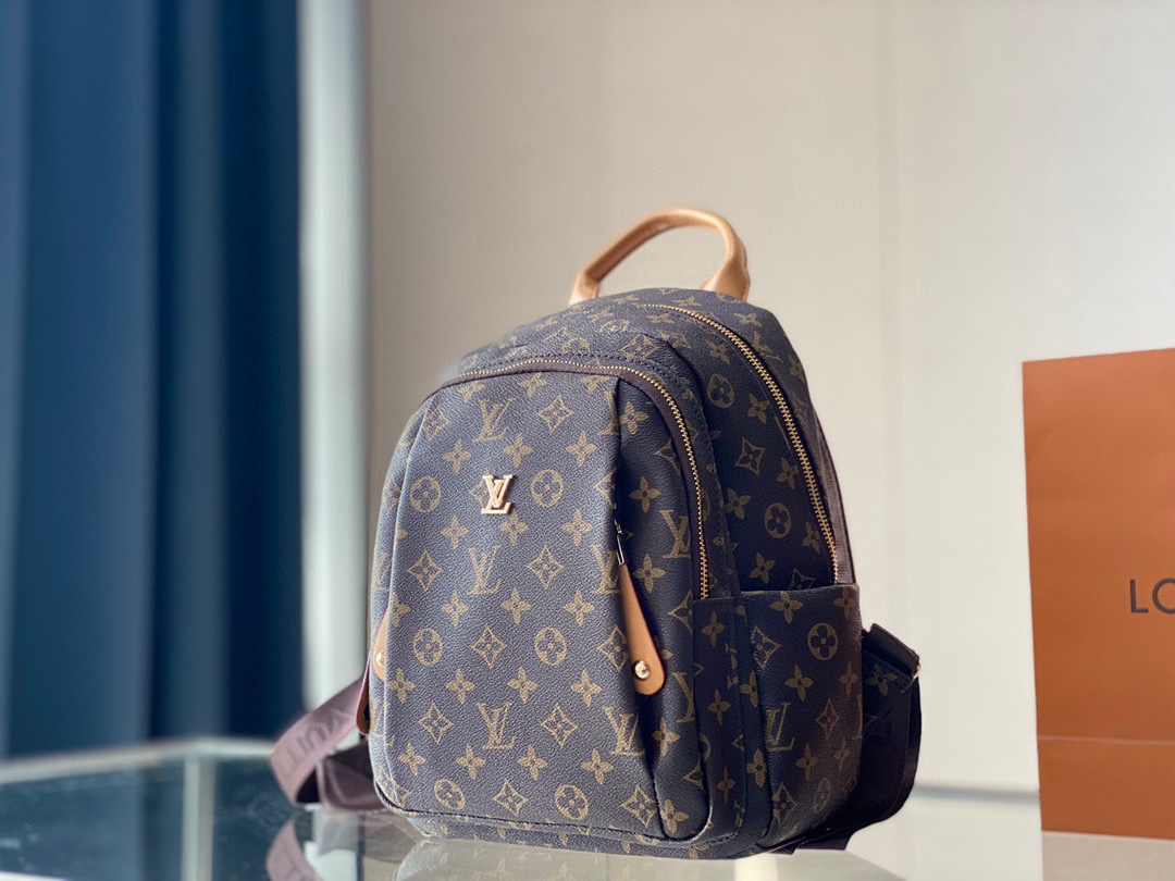 J0  Louis Vuitton 路易威登 LV  双肩包 简约 实用主义设计风格 双肩背包，精选经典老花制成，搭配装饰细节，打造低调奢华的日常通勤包款。背包设计有多个收纳隔层，可以轻松容纳随身物品。尺寸26 31