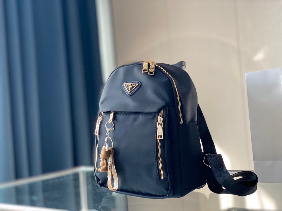 J0  普拉达 Prada  22新品高级双肩 Logo五金原版一比一品质 内置隔层 炒鸡百搭实用的一款 喜欢的美妞赶快入手吧 店主推荐 质量超赞 尺寸：28 30