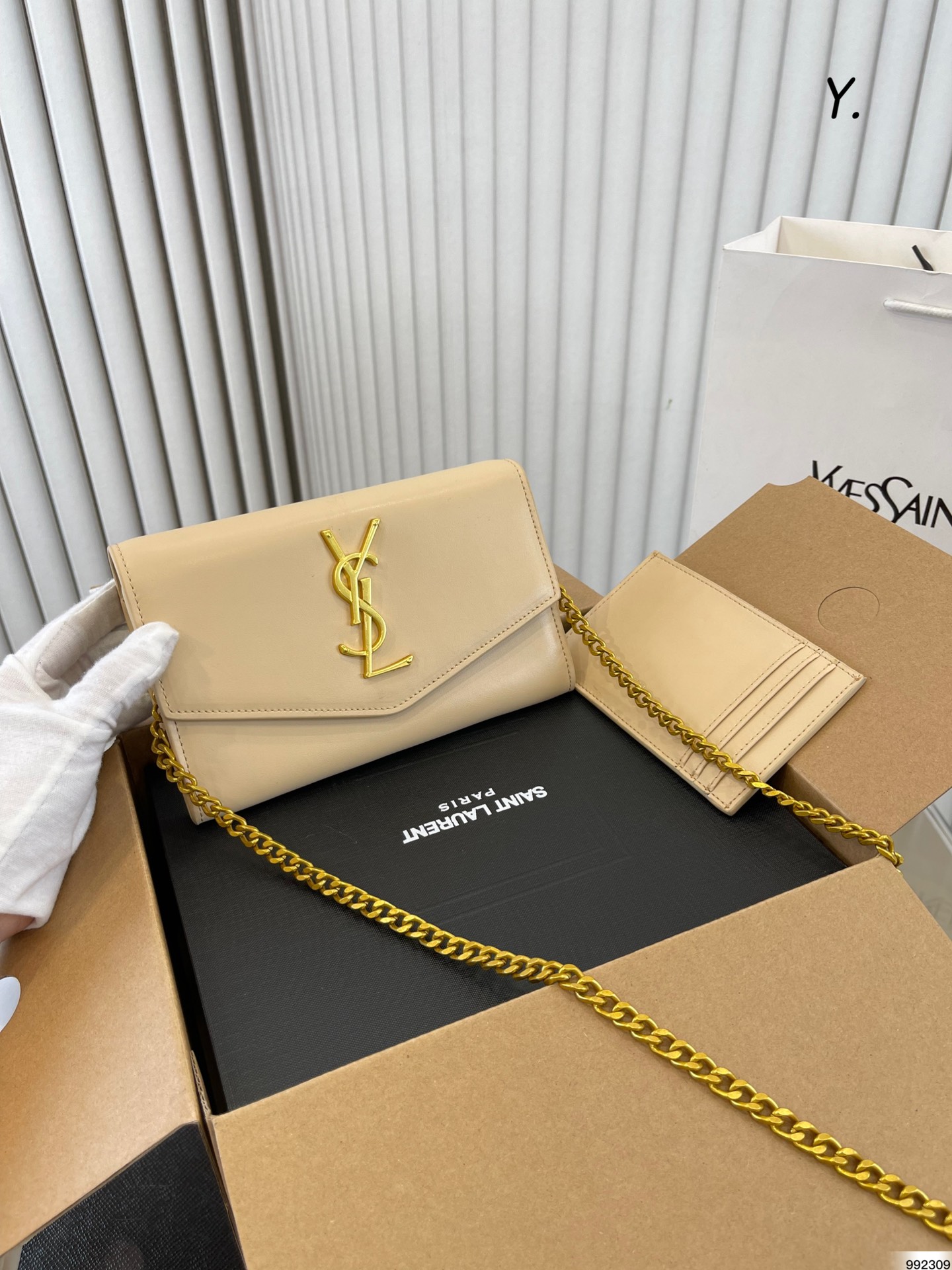 J5 3色飞机盒  Saint Laurent 圣罗兰 YSL  链条包信封包 Saint Laurent 圣罗兰 家当之无愧的入门经典款 超级耐燥这个皮质真的是我最爱的皮质之一 链条收包里可以完美当成手包一包两用简直赚到啦～尺寸：19 12