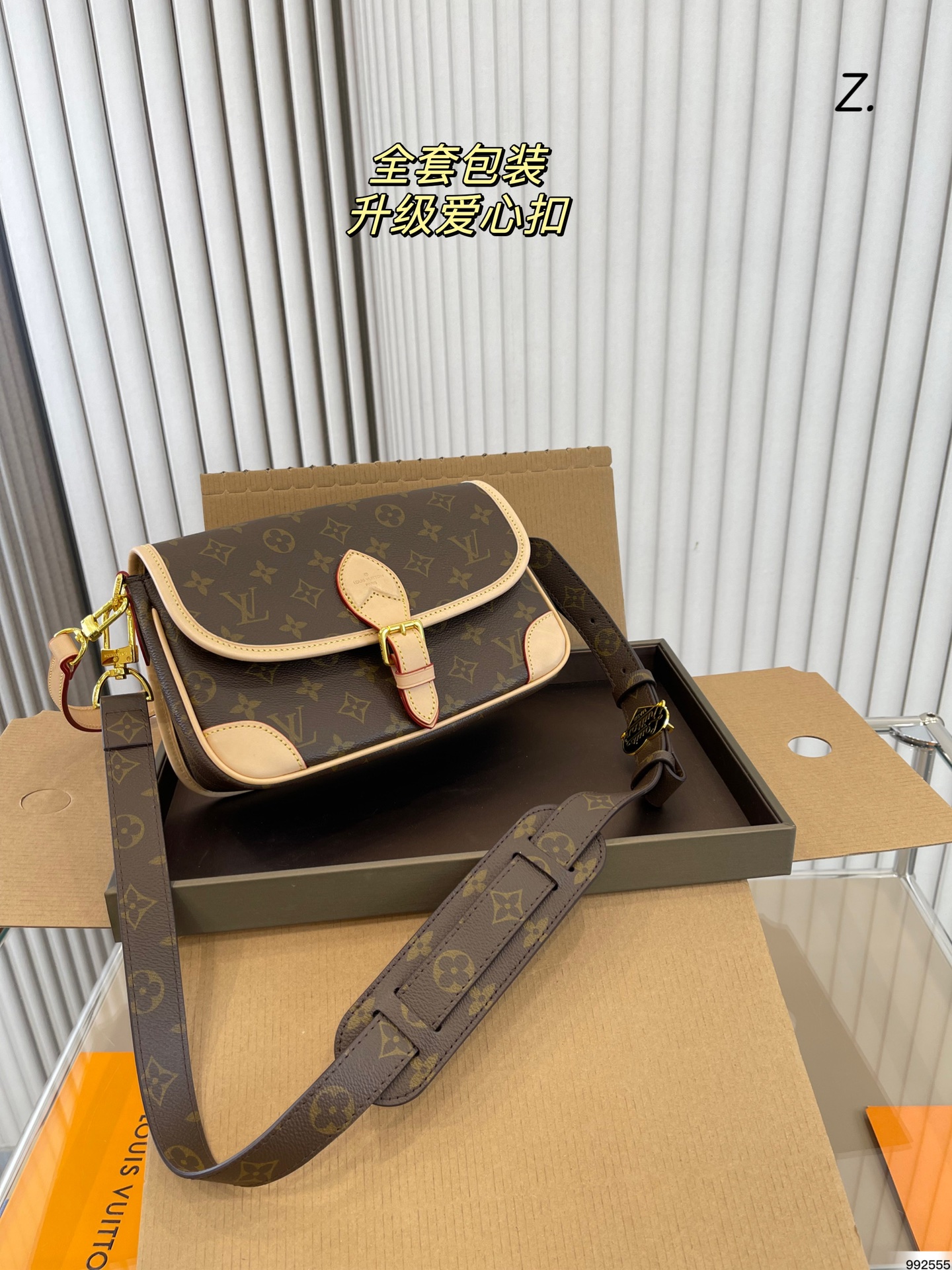 K0 全套包装 升级爱心扣， Louis Vuitton 路易威登 LV  2022 护士包 邮差包 翻盖手袋，网红爆款 这款邮差包真是太有味道了 浓浓的复古风情 的精髓体现的淋漓尽致 挺括明快的线条与丰富的经典设计细节彰显独特魅力：时尚而实用的都市手袋。尺寸：24 15