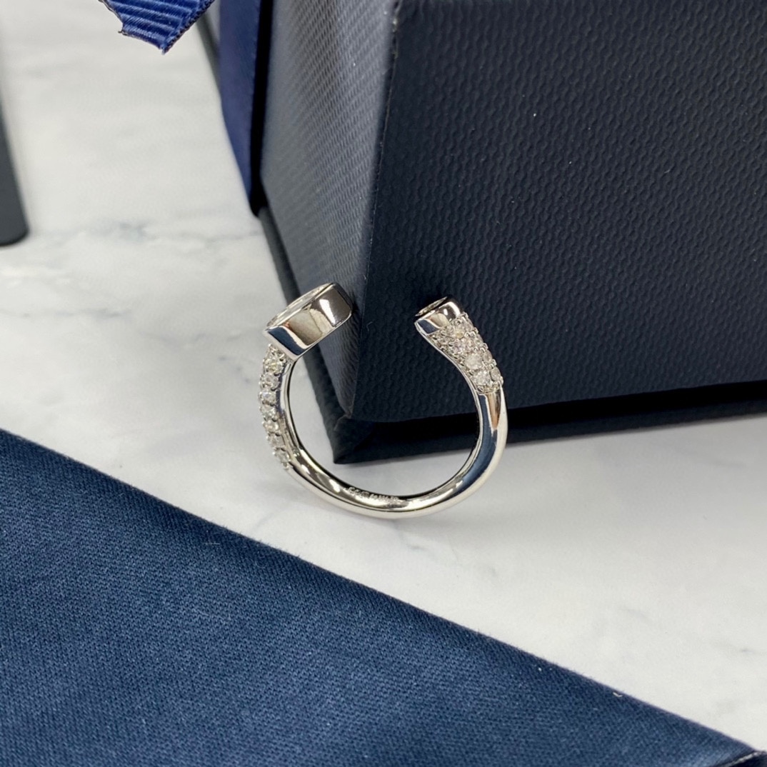 “APM Monaco Micro-Pear Opening Ring: Summer Romance and Timeless Fashion” - 图片 6