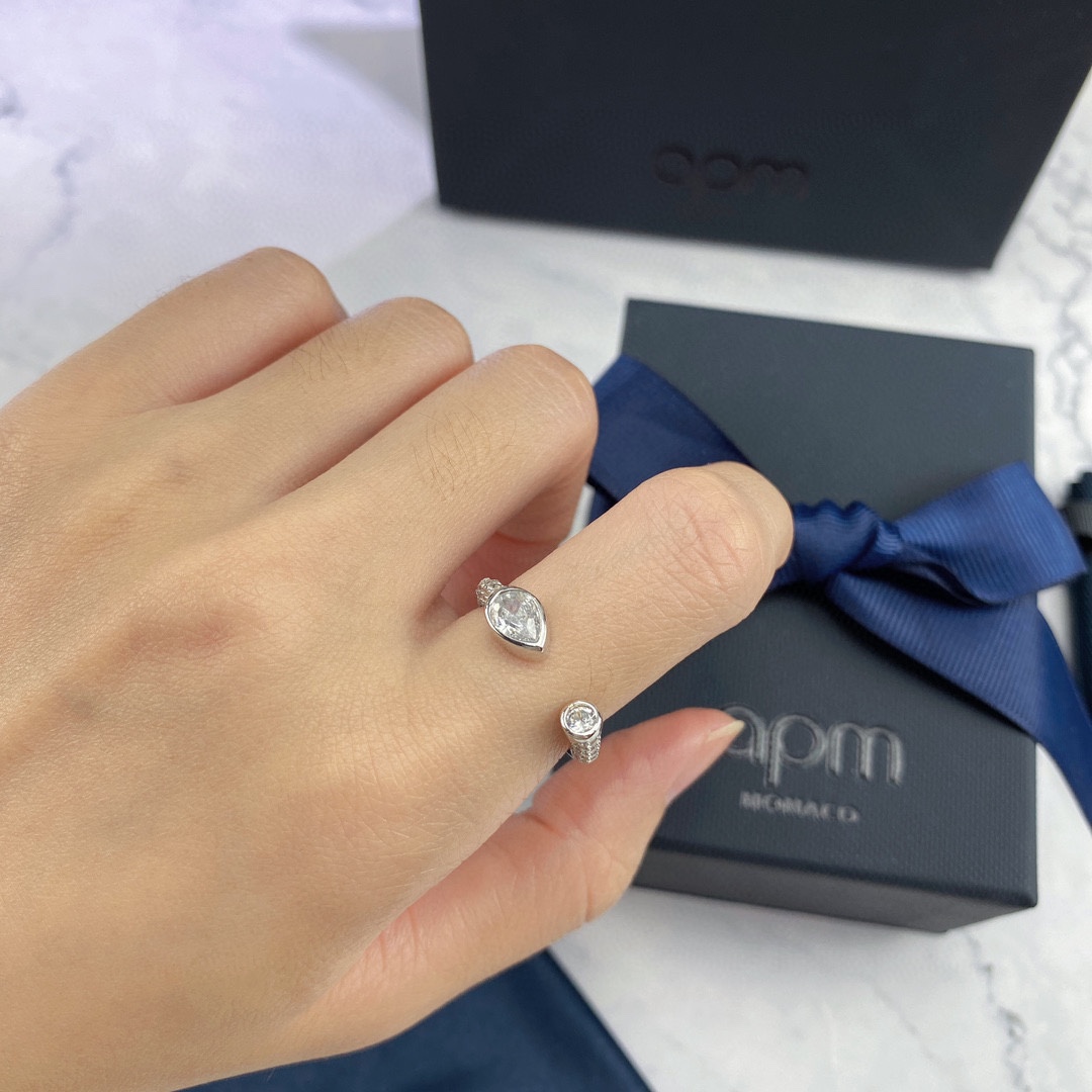 “APM Monaco Micro-Pear Opening Ring: Summer Romance and Timeless Fashion” - 图片 4