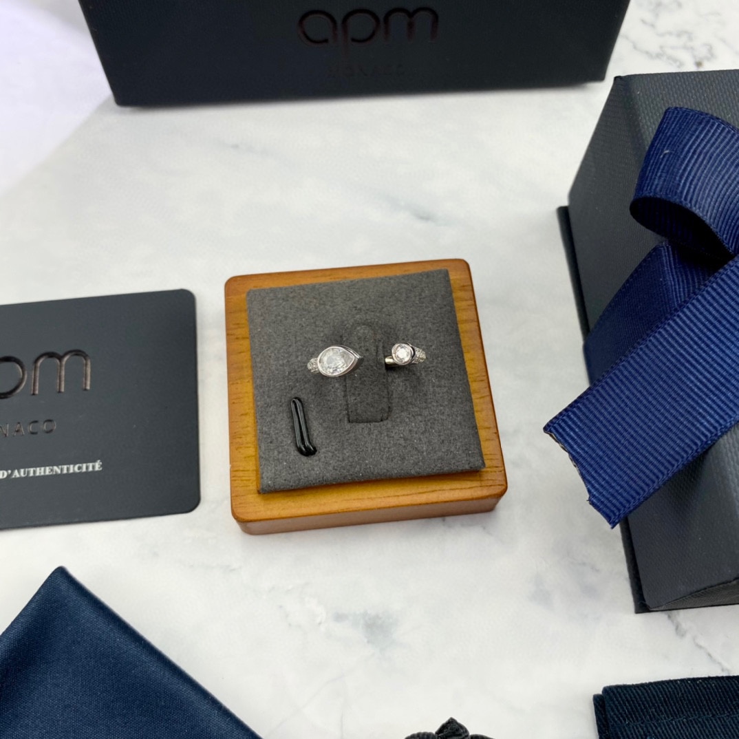 “APM Monaco Micro-Pear Opening Ring: Summer Romance and Timeless Fashion” - 图片 8