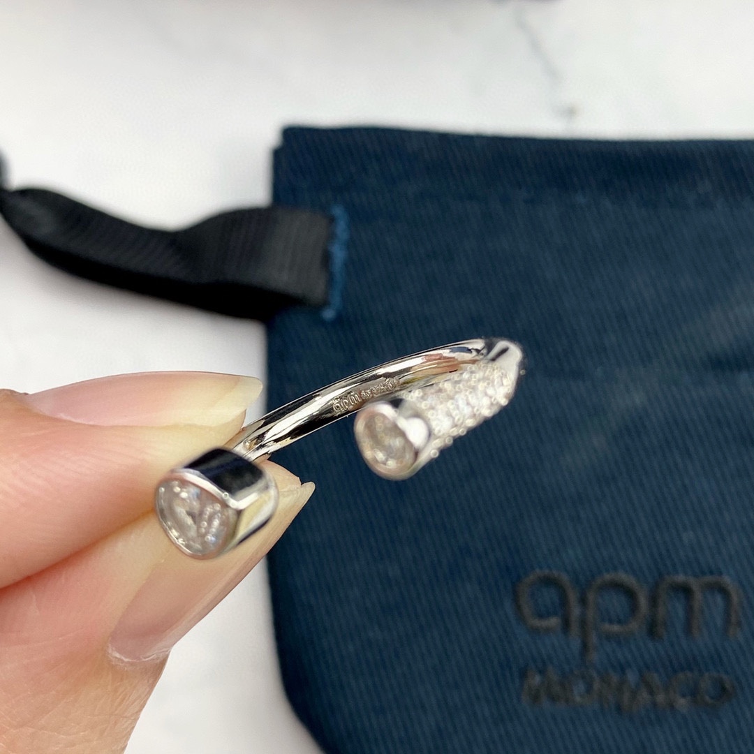 “APM Monaco Micro-Pear Opening Ring: Summer Romance and Timeless Fashion” - 图片 7