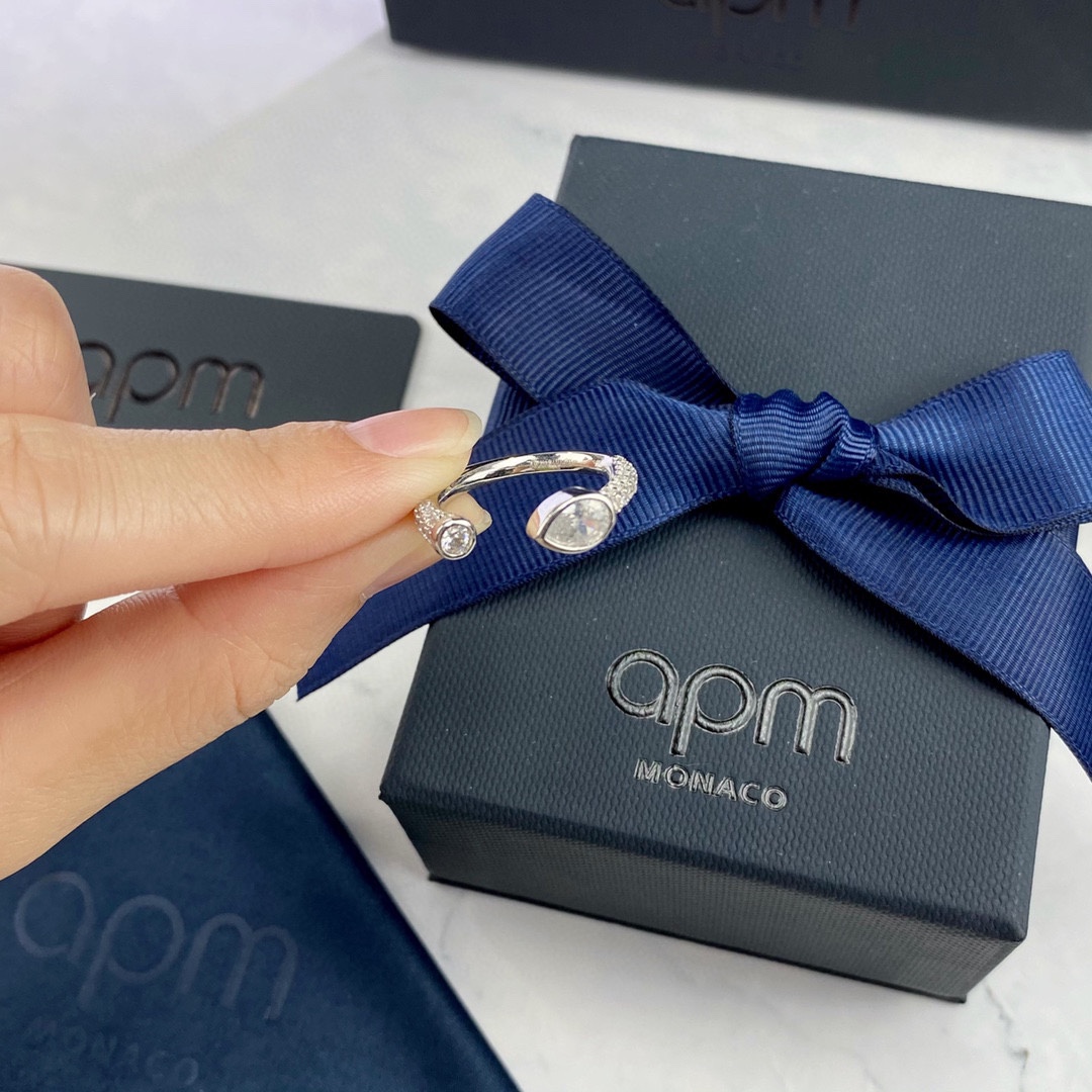 “APM Monaco Micro-Pear Opening Ring: Summer Romance and Timeless Fashion” - 图片 3