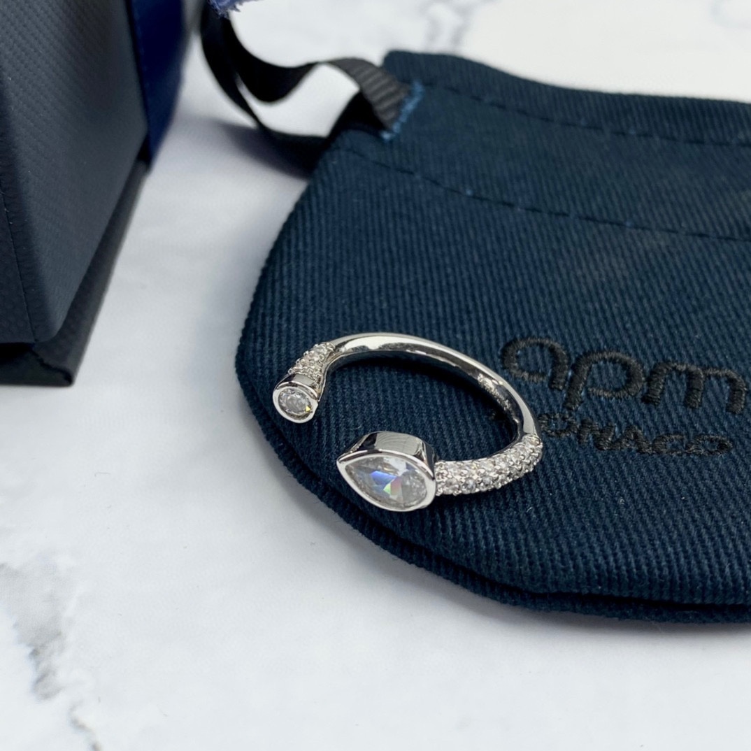 “APM Monaco Micro-Pear Opening Ring: Summer Romance and Timeless Fashion” - 图片 5