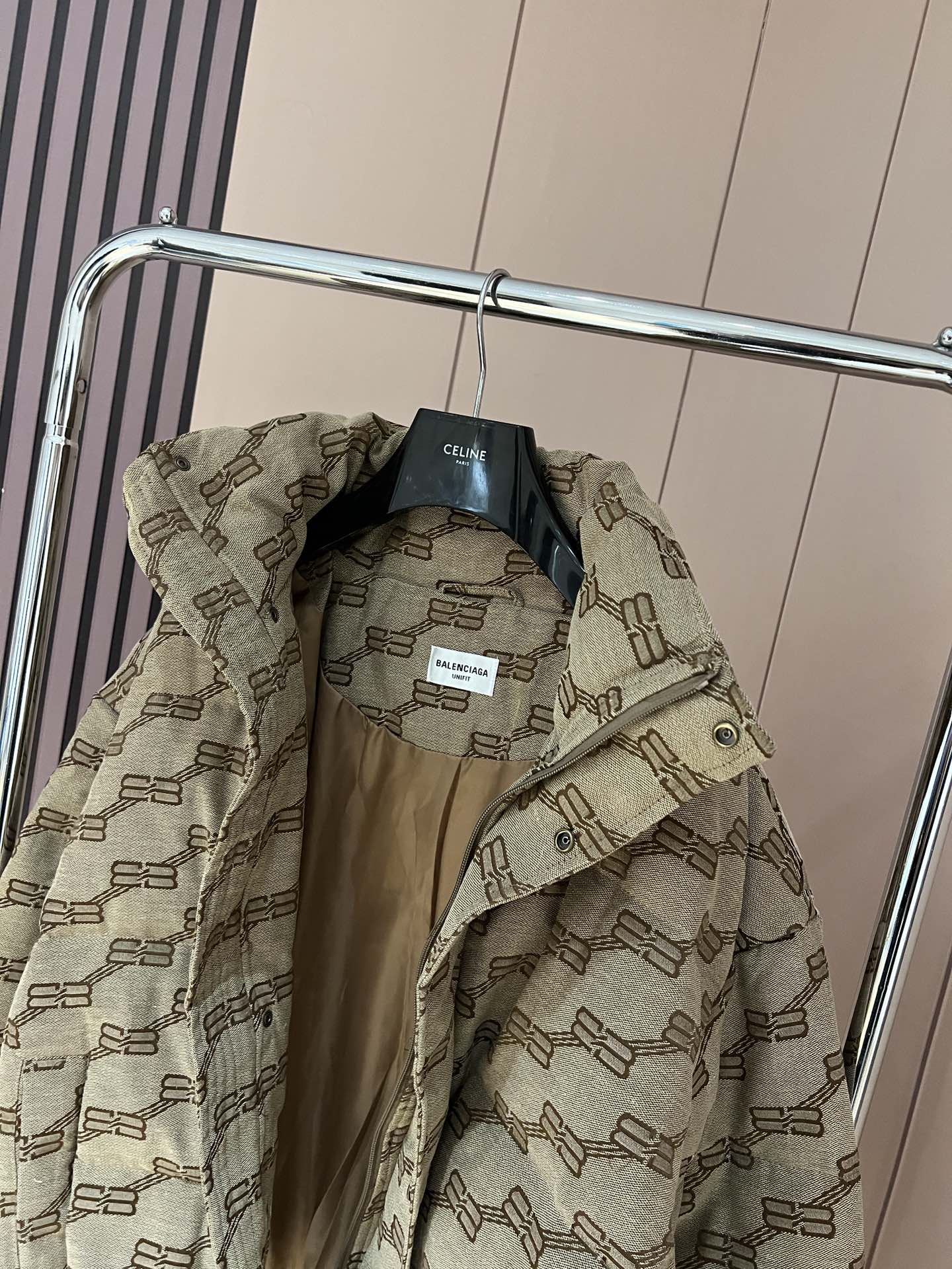 2022Balenciaga满印BB字母拉链羽绒