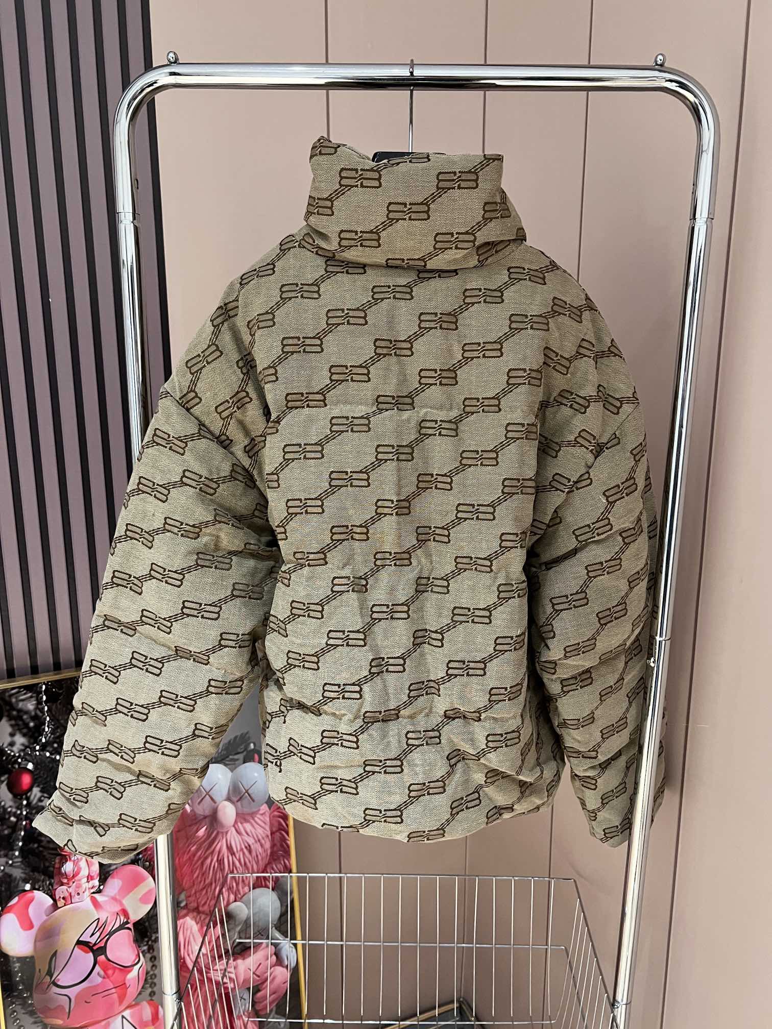 2022Balenciaga满印BB字母拉链羽绒