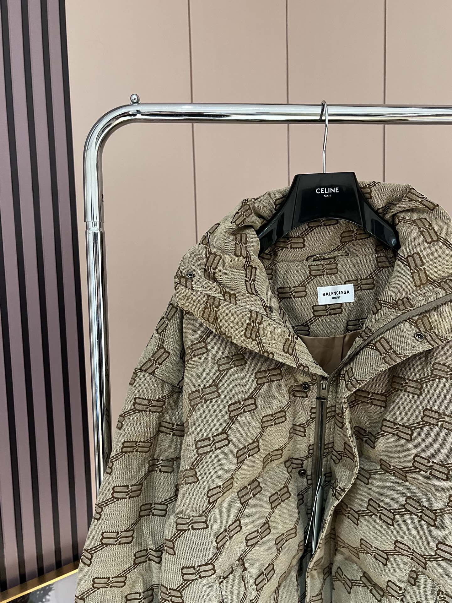 2022Balenciaga满印BB字母拉链羽绒