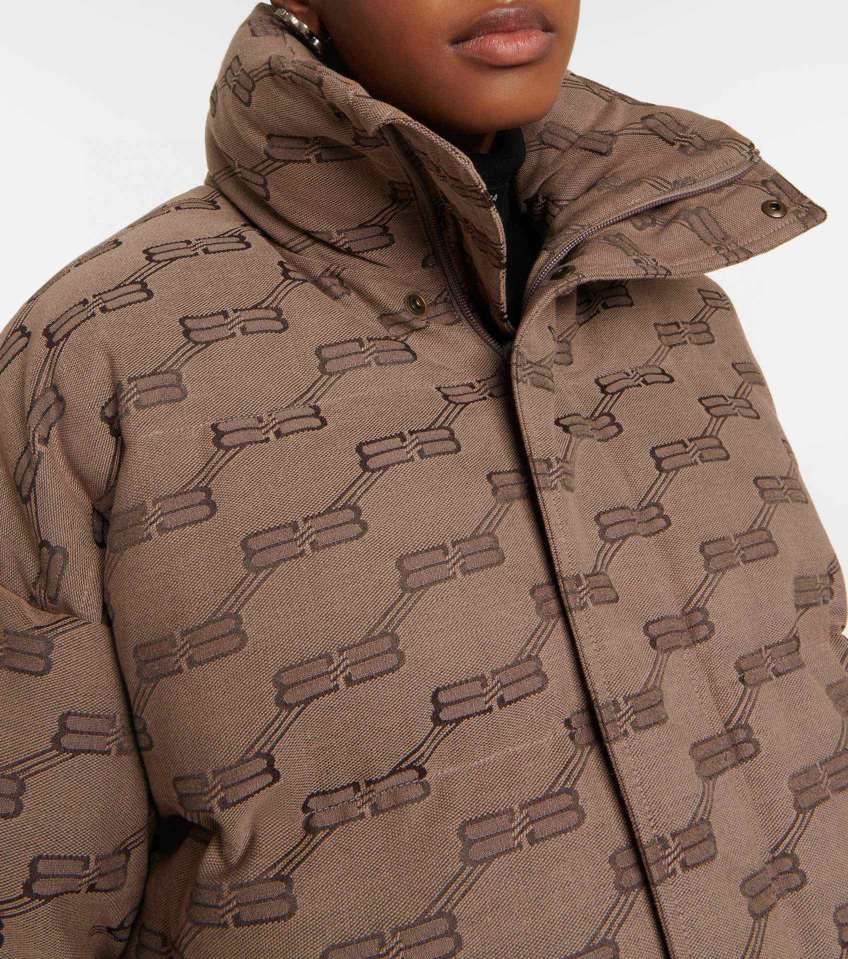 2022Balenciaga满印BB字母拉链羽绒