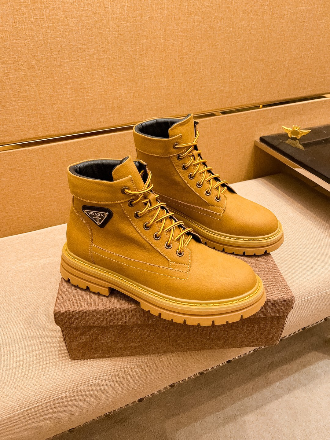 J0  Prada 普拉达  男鞋高端品牌 官网1：1最新力作：鞋面采用意大利进口头层牛皮搭配舒适透气内里原版防滑耐磨大底制作,让行走更加便捷舒适,惊世之作,与官方的质量相比美的1：1复刻打造时尚个性衬托你的与众不同潮男必备!经典尺码:38-44 颜色   3色可选