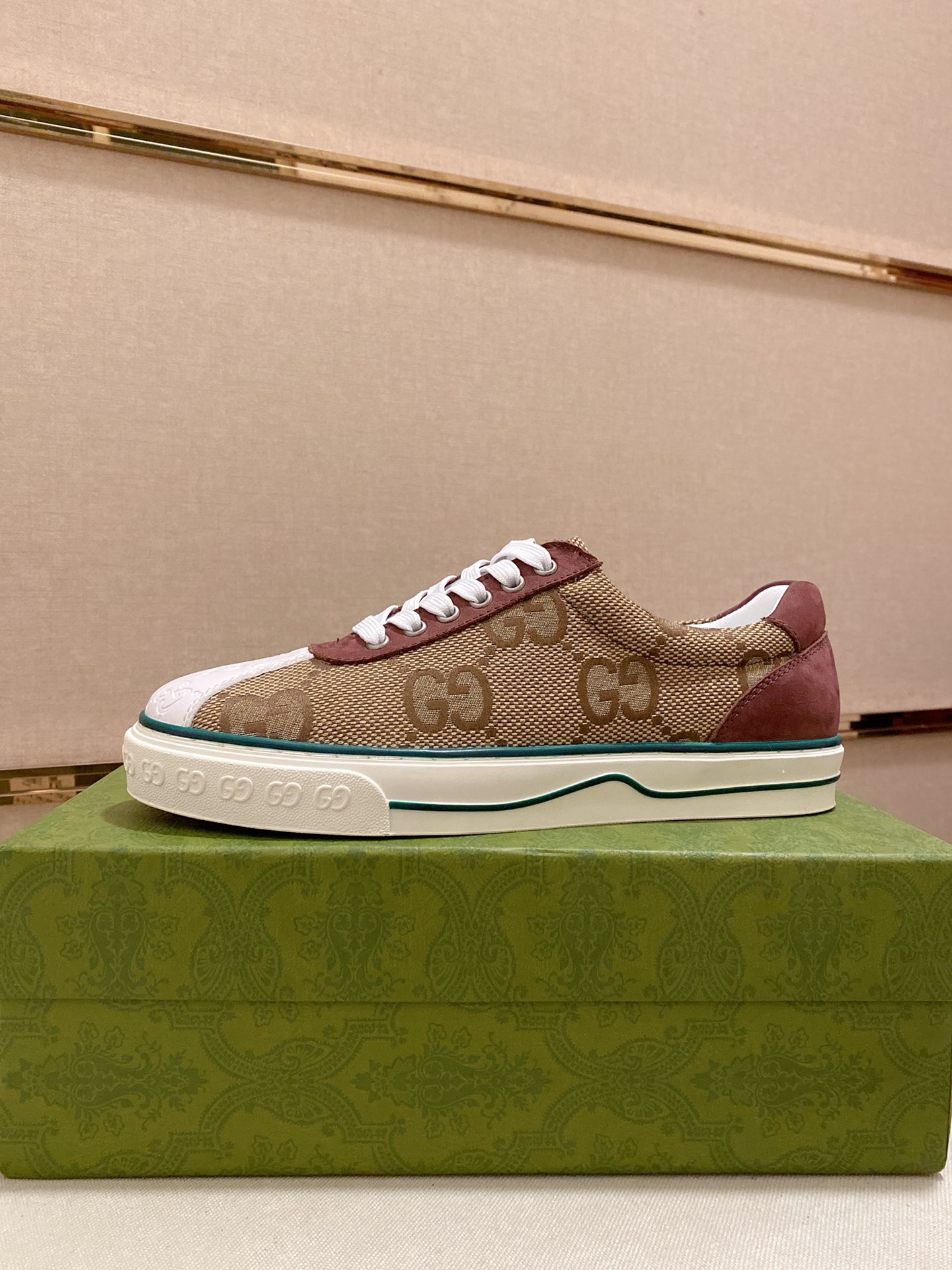 NO:831590,: Gucci Tennis 1977 series all genuine leather series, privately polished original TPU outsole, absolutely no inferior rubber soles, imported waterproof cloth embossed double G logo on the upper, purely hand-made pull-top bag technology, exquisite details, impeccable fit, and the flat toe has a retro feel!  The color combination of the classic double G logo in spring and summer is also very interesting!  Size38-44 (45 can be customized),19860909: 古奇Tennis 1977系列全真皮系列,私磨TPU原版大底,绝对不用劣质的橡胶底,鞋面进口防水布压印双G logo,纯手工拉帮套包工艺,细节精致,上脚无可挑剔,扁平的鞋头很有复古的味道！经典双G标识 春夏的色彩搭配也非常有趣！ Size38-44（45可定做）,,Men's shoes