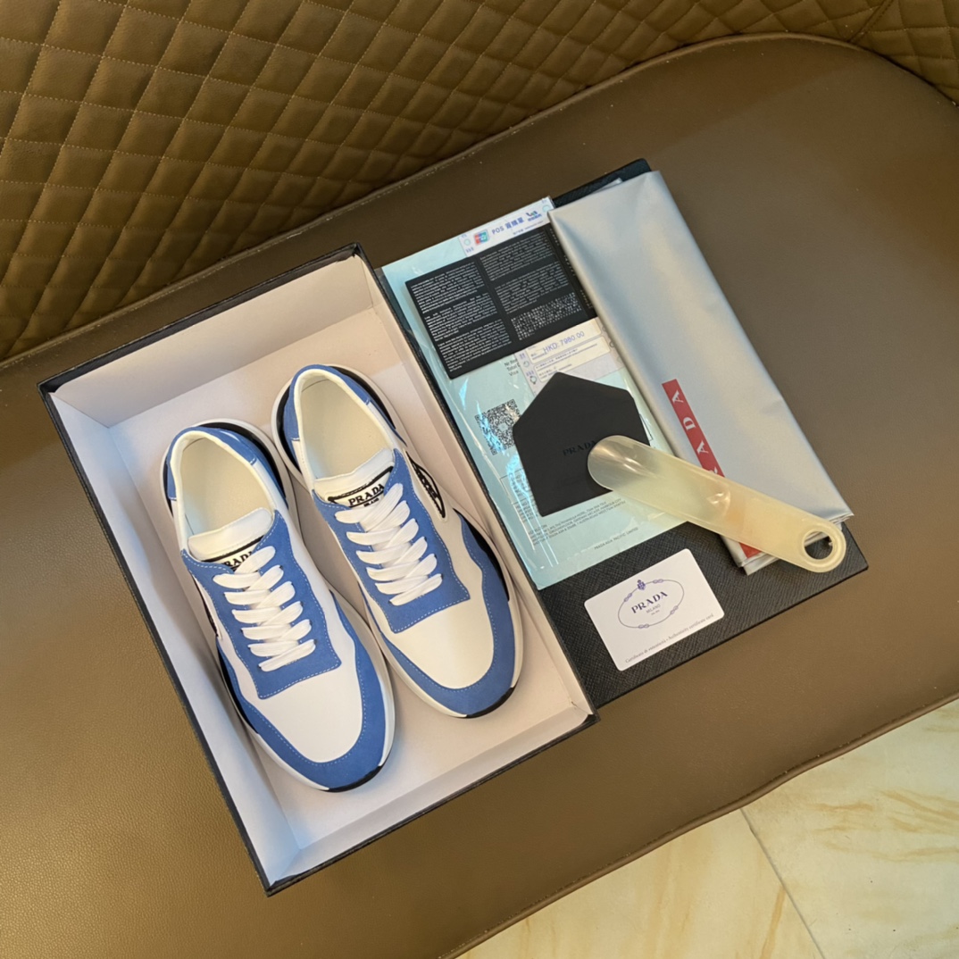 Prada 普拉达 ～独特现代风运动鞋.专柜代购休闲鞋 男士2022专柜同步发售,意大利进口原版品牌精选头柔软牛皮原版材质制作而成,原版内里 拒绝脱色磨脚鞋底：原厂特供原版底, 超酷 法国懒人风格设计 懒人套脚套脚 原单品质 超舒服原版底 . 适合户外司机驾车完美男鞋码数：38-44 45码可定做蓝色 多款.选 供实体店补货