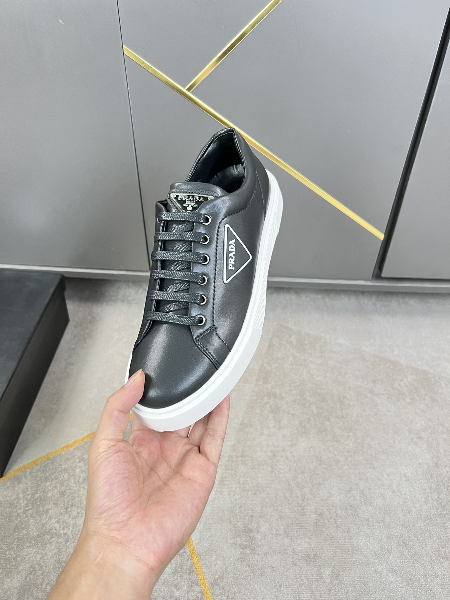 I0 ：Prada  Prada 普拉达 男士真皮运动鞋,欢迎任意对比原版皮料质感极佳,超上档次意大利进口胎羊网内里,可拆式垫奢华用料、精细做工,极力推荐入手