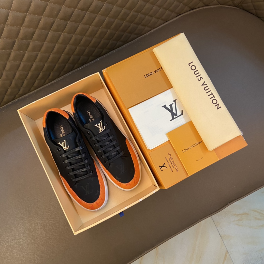 I5 LOUIS VUITTON路易威登时尚经典款 顶级代购,采用进口顶级小牛皮,内里羊皮 .法国原版货 ,.原单品质 LV是香港专柜爆款 鞋面更是原版打造 经典logo拼接特显出高端 时尚潮男必备 适合户外司机驾车出行 优质做工 ,物美价廉,柔软耐穿 原版橡胶大底 防滑耐磨 ,超爱.男鞋码数：38-44 45可定做 黑色 选