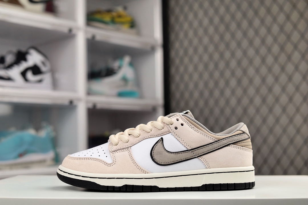 H0 公司级 大友克洋 Otomo Katsuhiro x NK SB Dunk Low “Steamboy OST” 大友克洋联名 蒸汽少年系列 土星 配色以主人公雷为基调 浓重的怀旧味道 秋冬专属配色 鞋身整体采用麂皮材质打造 以摩卡为主色调 在框架以及Swoosh处采用了米白色拼接而成 鞋带、鞋身整体视觉效果十分亮眼 此外鞋舌以及鞋垫则采用了黑色打造 鞋垫上的NK标签采用浅棕色点缀 鞋底则采用白色中底搭配棕色外底呈现 为整个设计收尾