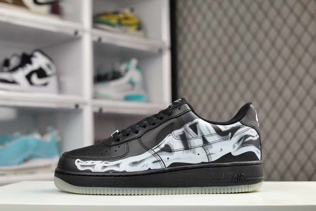 H0 Air Force 1 “Skeleton” 骨骼万圣节骨头 夜光空军一号低帮板鞋全新升级鞋面花纹 透视荧光大底 脚部的骨骼侧透效果，鞋舌字样也改以骨骼装扮呈现，使其更具万圣节的恐怖节日氛围