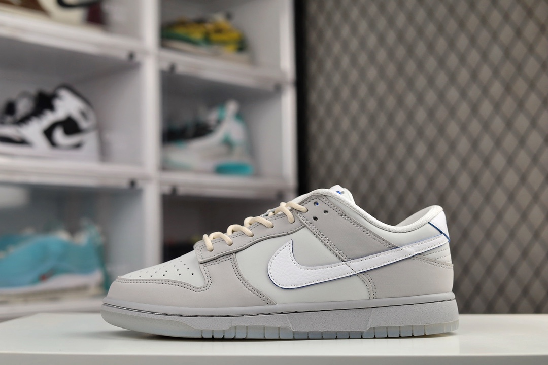 G0 Nike Dunk Low “Grey Leather” 月亮灰 鞋款采用灰色皮质面料打造鞋面，搭配深灰色麂皮框架点缀，不同材质的拼接使鞋款更具层次感。鞋侧的 Swoosh 采用白色呈现，使鞋款更加立体。鞋款内衬及鞋舌为纯白色，鞋垫则采用罕见的蓝色打造，鞋带比较特殊，为圆形鞋带，并非以往的设计。